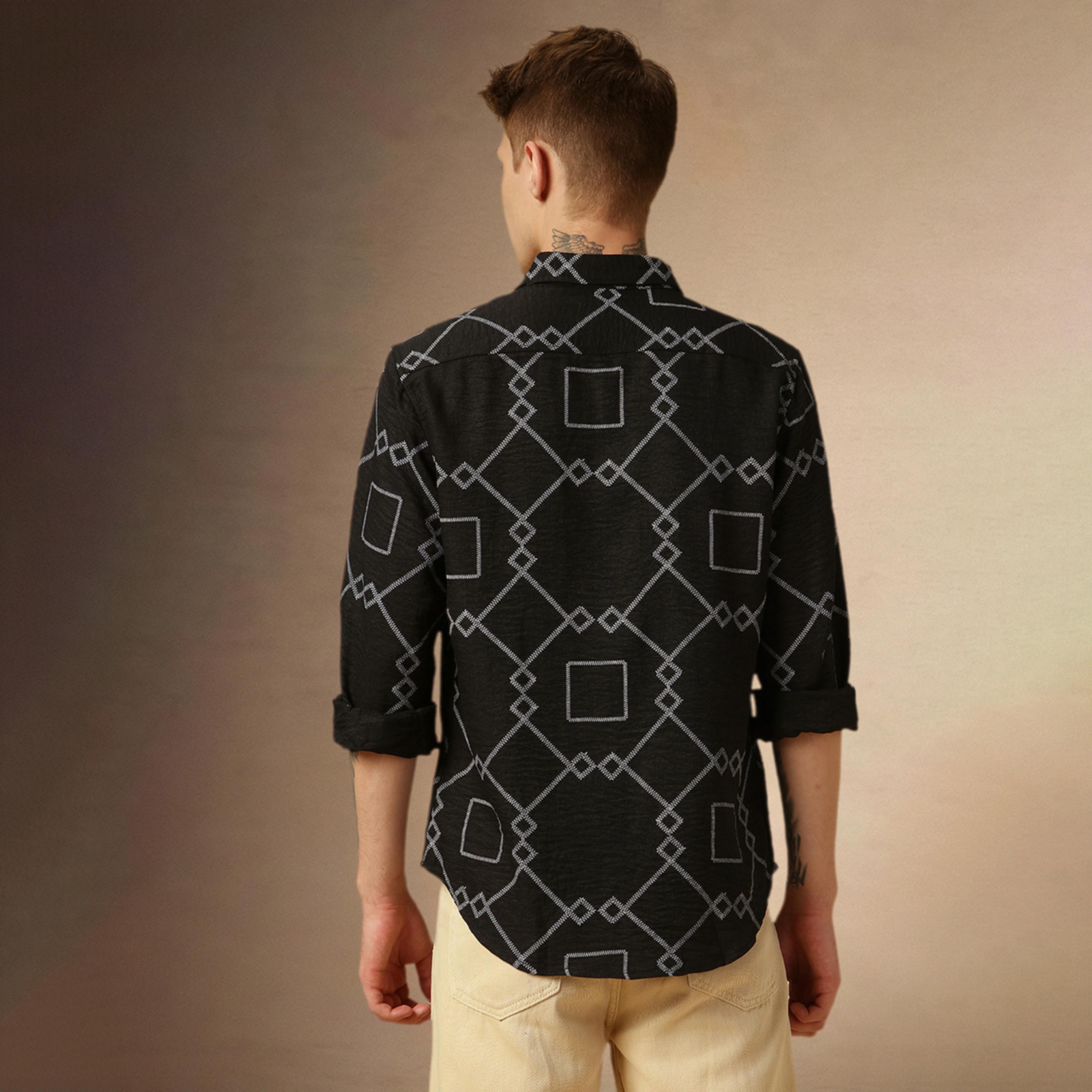 دينيس لينغو × ستايلي - قميص مطبوع بقصّة مريحة وياقة واسعة-men-clothing-shirts-image-3