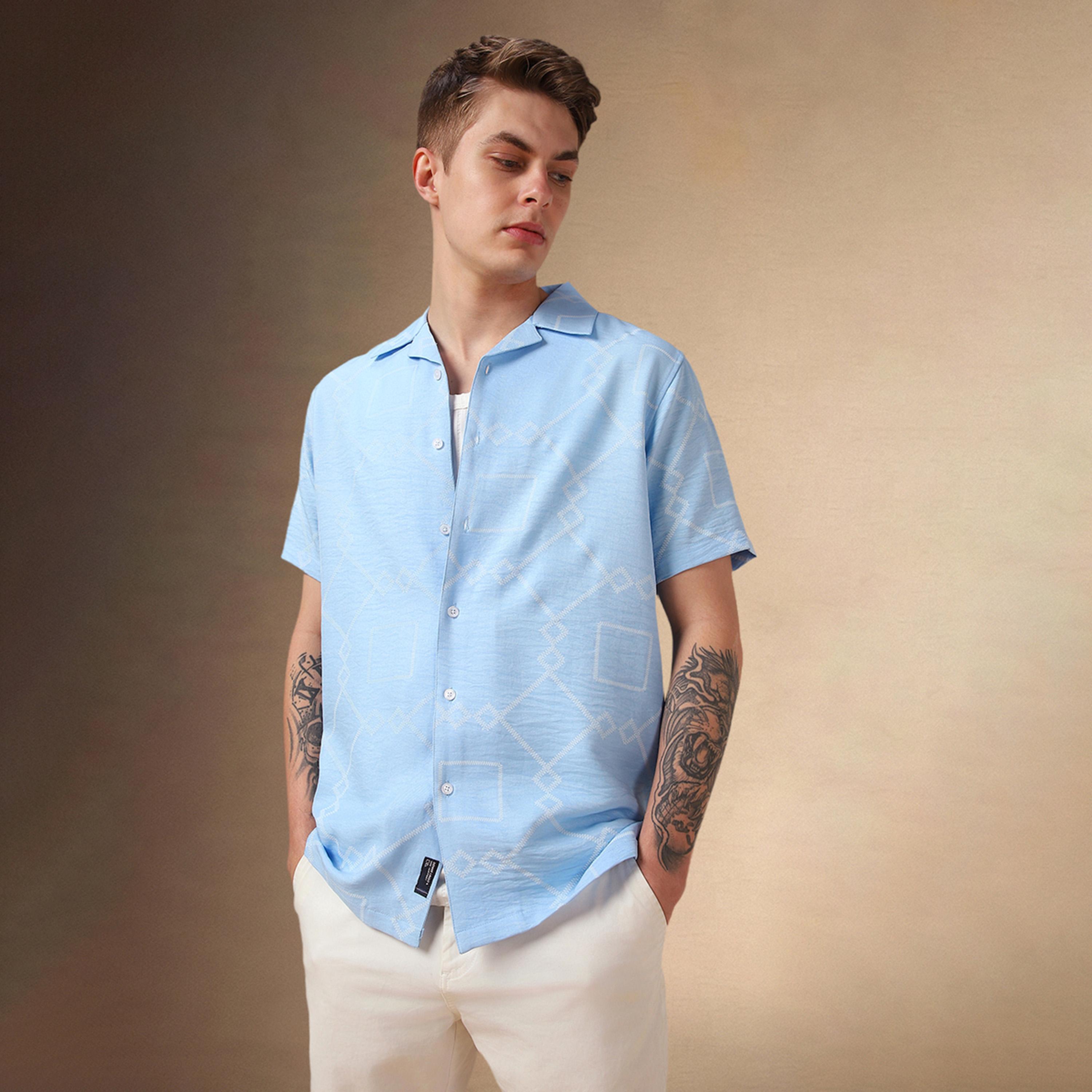 دينيس لينغو × ستايلي - قميص مطبوع بقصّة مريحة وياقة كوبية-men-clothing-shirts-image-1
