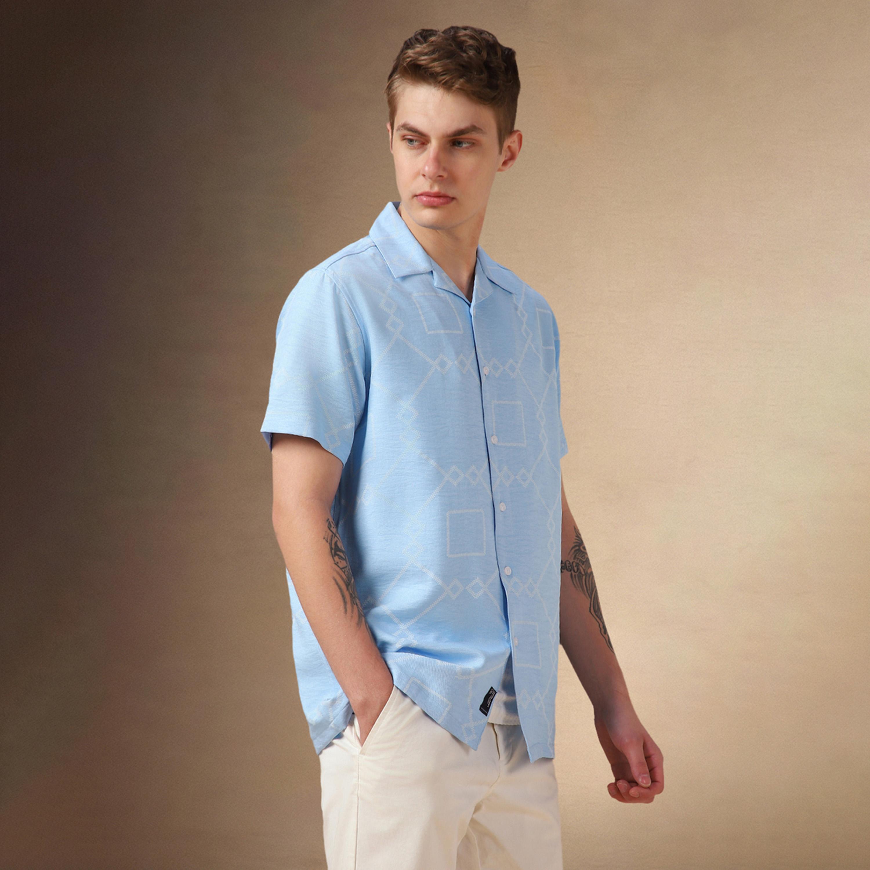 دينيس لينغو × ستايلي - قميص مطبوع بقصّة مريحة وياقة كوبية-men-clothing-shirts-image-2