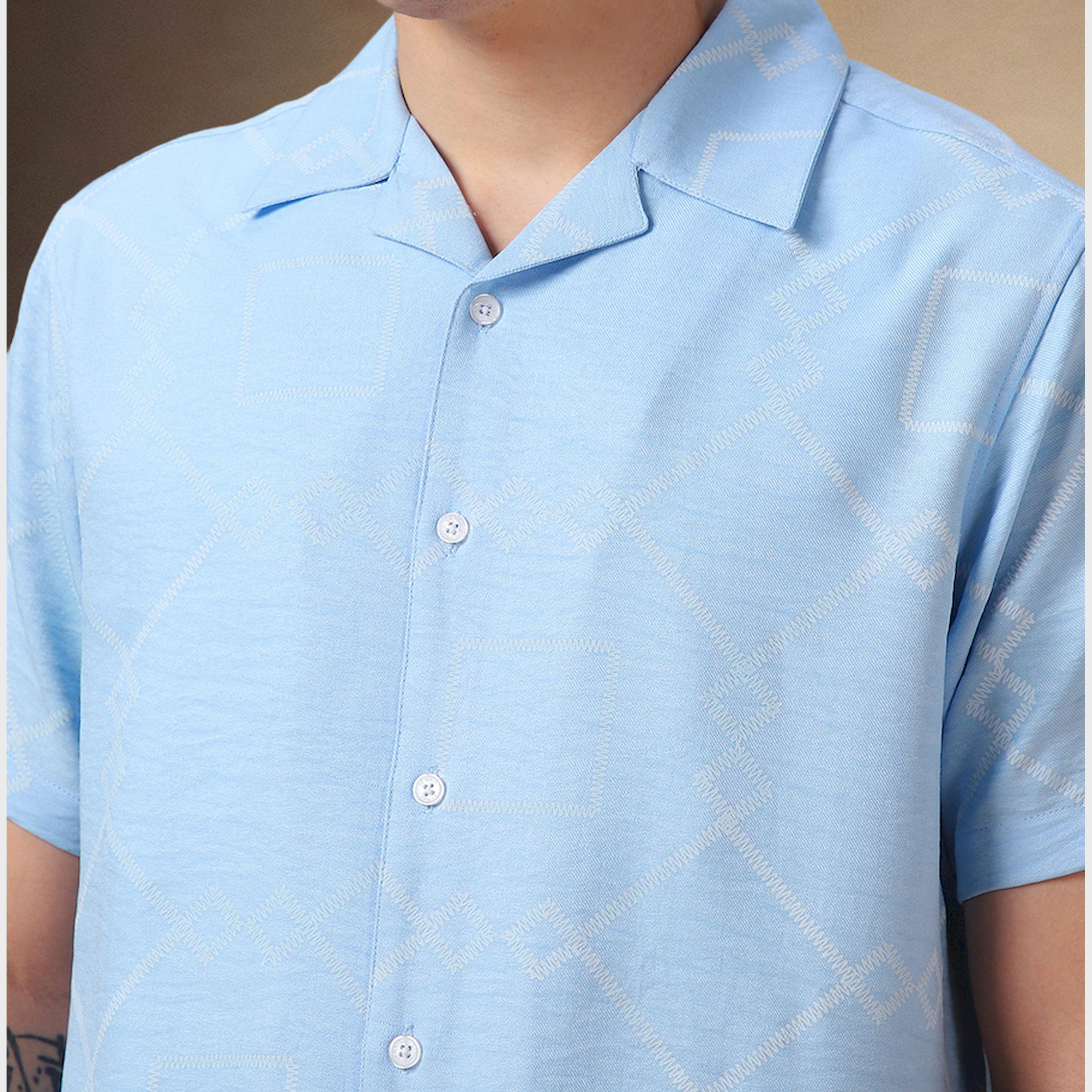دينيس لينغو × ستايلي - قميص مطبوع بقصّة مريحة وياقة كوبية-men-clothing-shirts-image-4