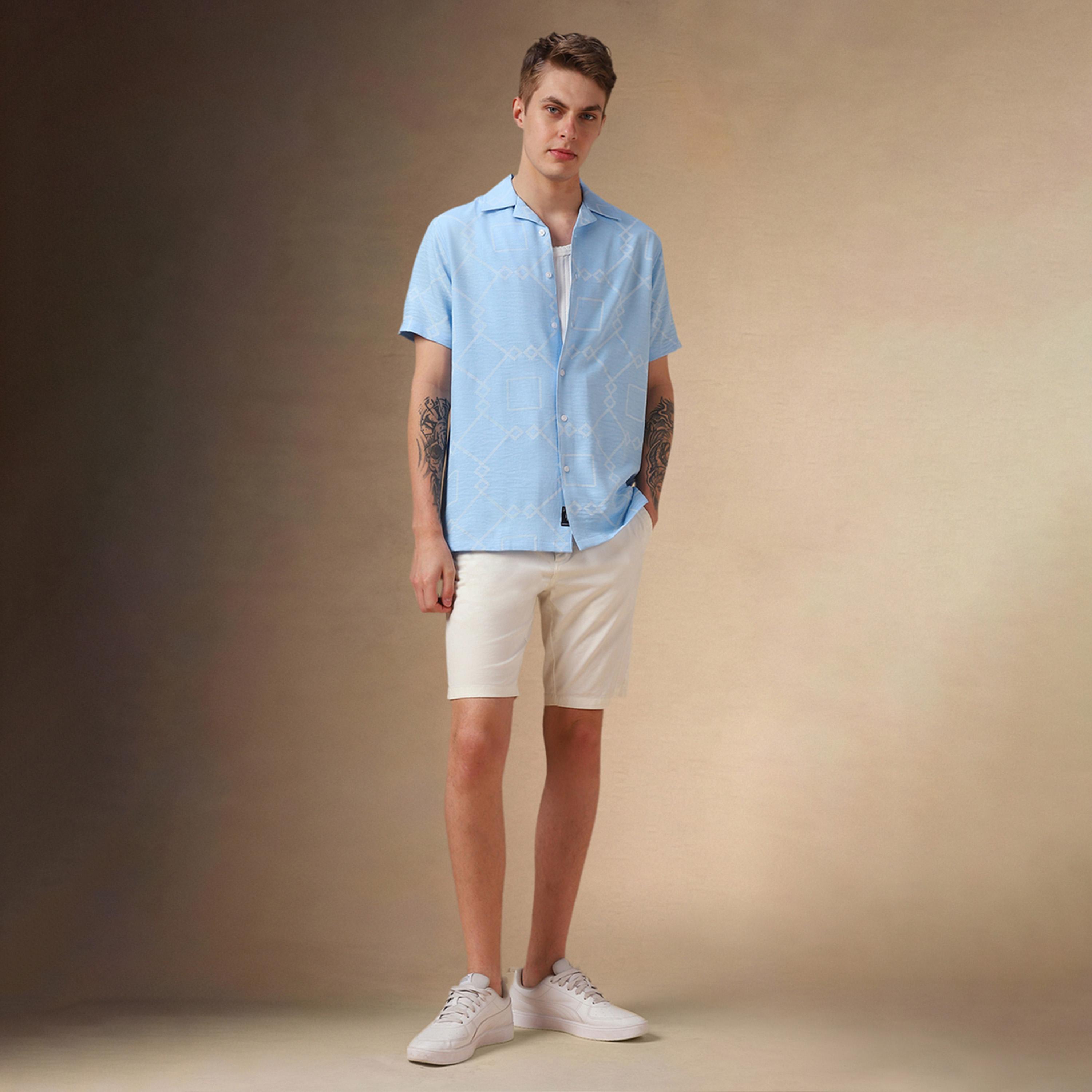 دينيس لينغو × ستايلي - قميص مطبوع بقصّة مريحة وياقة كوبية-men-clothing-shirts-image-5