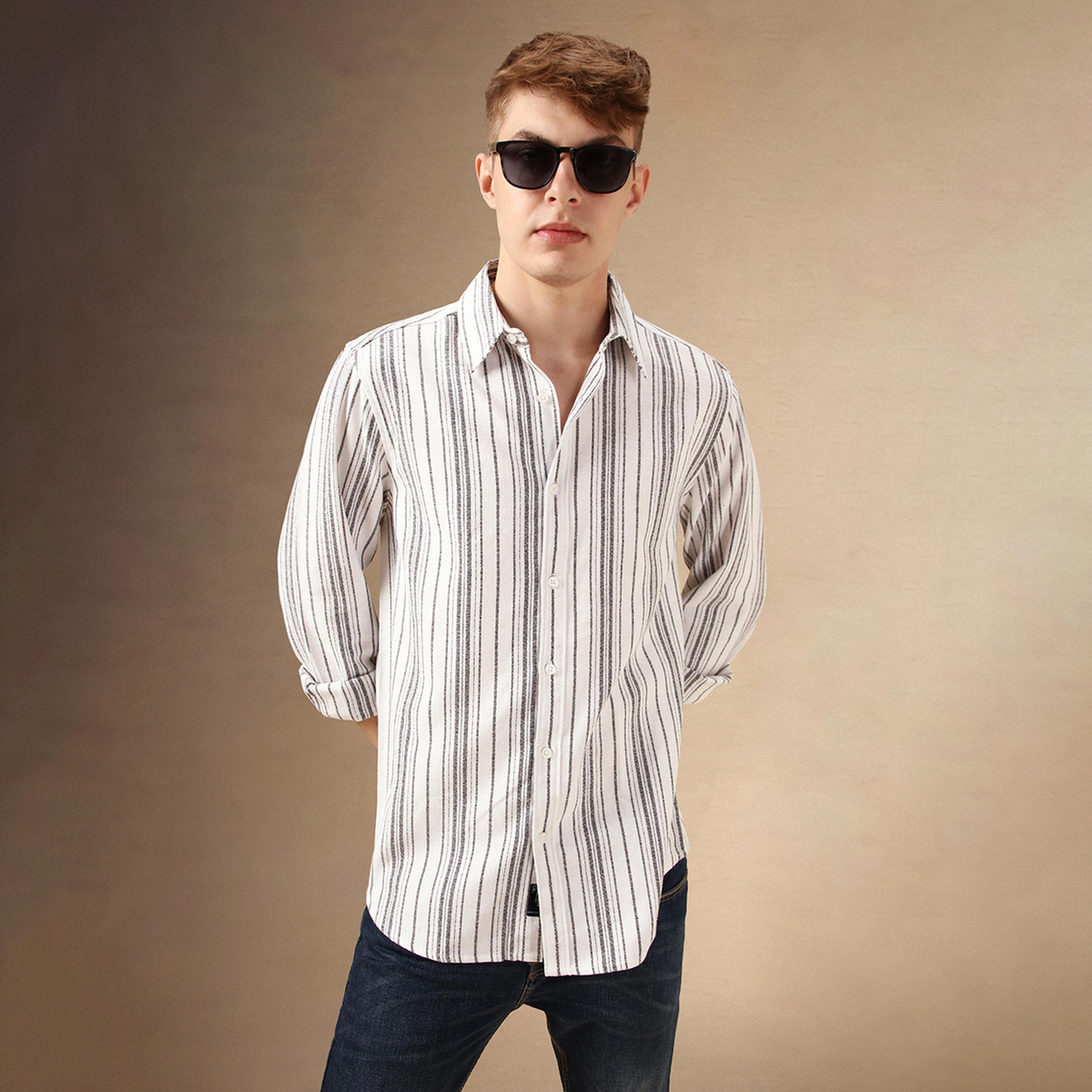 دينيس لينغو × ستايلي - قميص مخطط بقصّة مريحة وياقة منسدلة وحافة منحنية-men-clothing-shirts-image-1