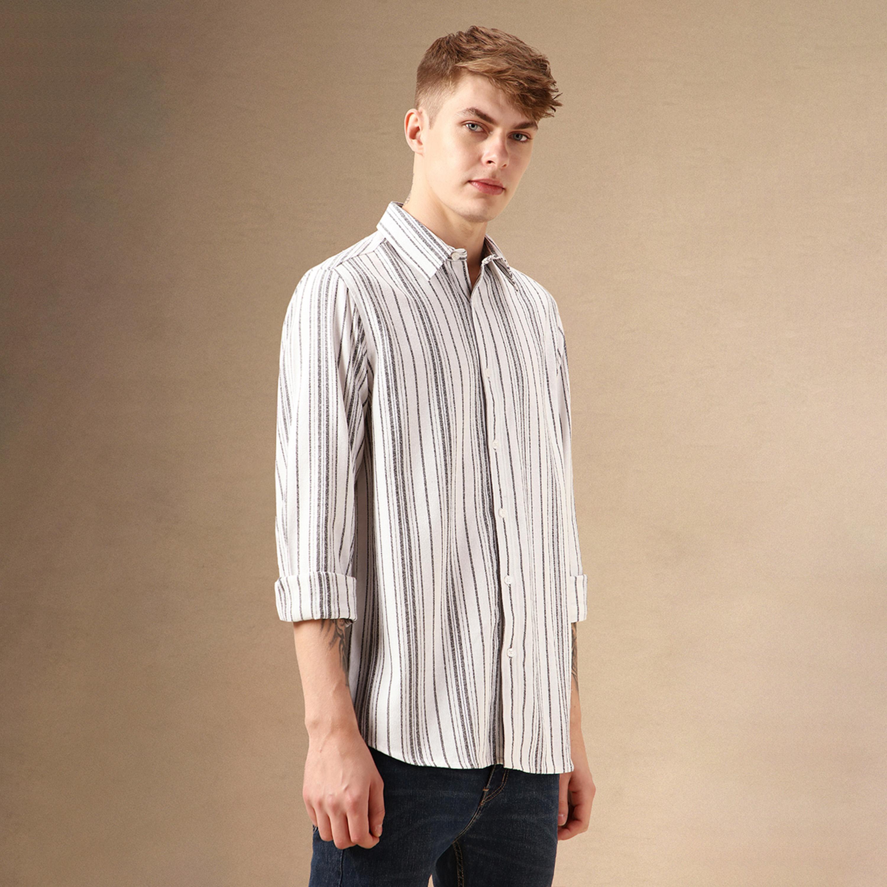 دينيس لينغو × ستايلي - قميص مخطط بقصّة مريحة وياقة منسدلة وحافة منحنية-men-clothing-shirts-image-2