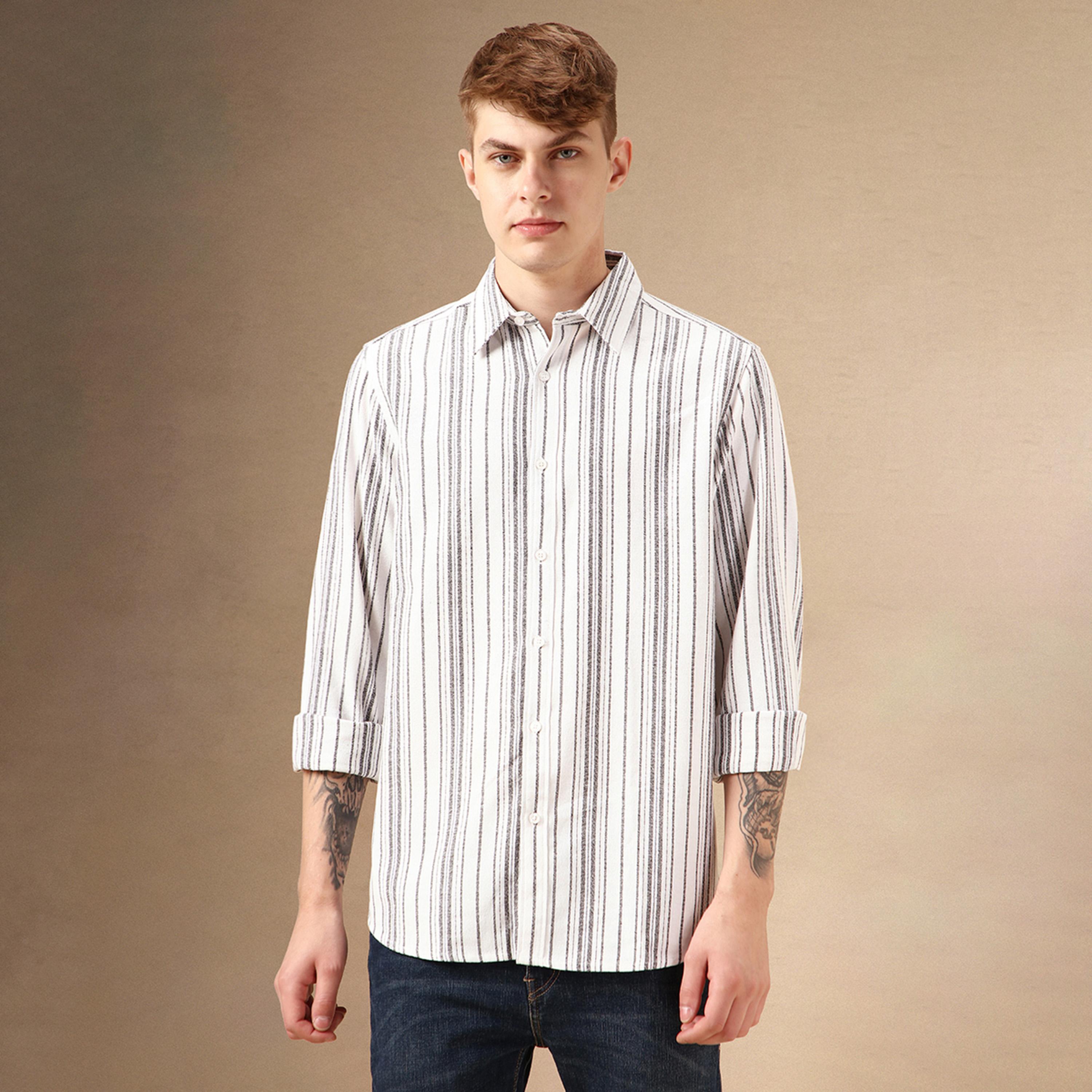 دينيس لينغو × ستايلي - قميص مخطط بقصّة مريحة وياقة منسدلة وحافة منحنية-men-clothing-shirts-image-6