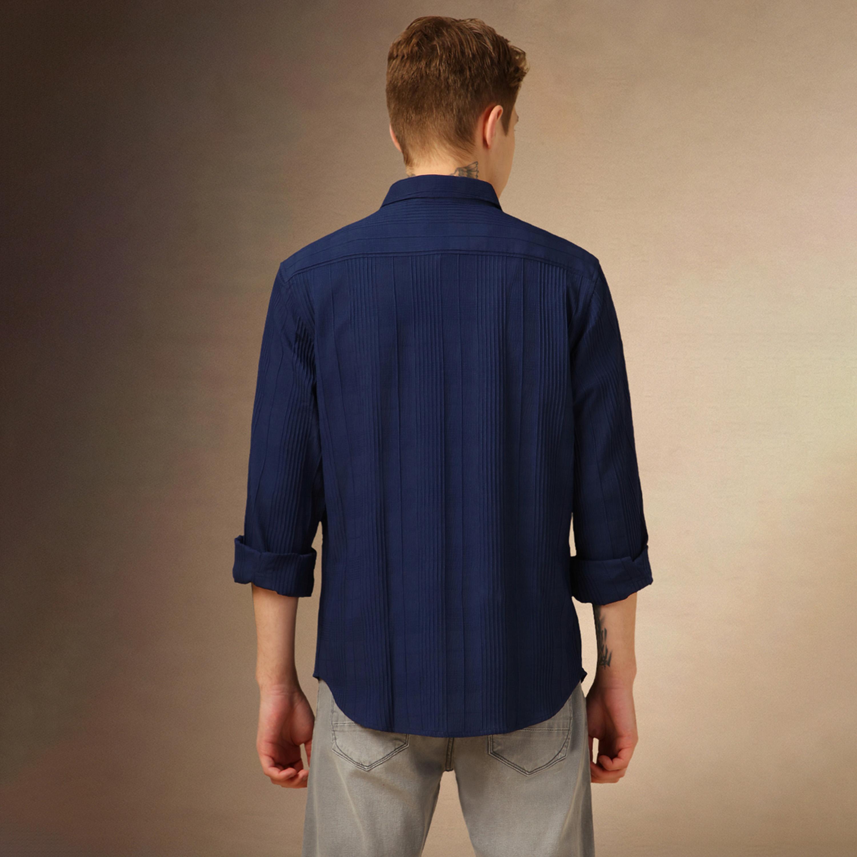 دينيس لينغو × ستايلي - قميص مخطط بقصّة مريحة وياقة واسعة-men-clothing-shirts-image-3