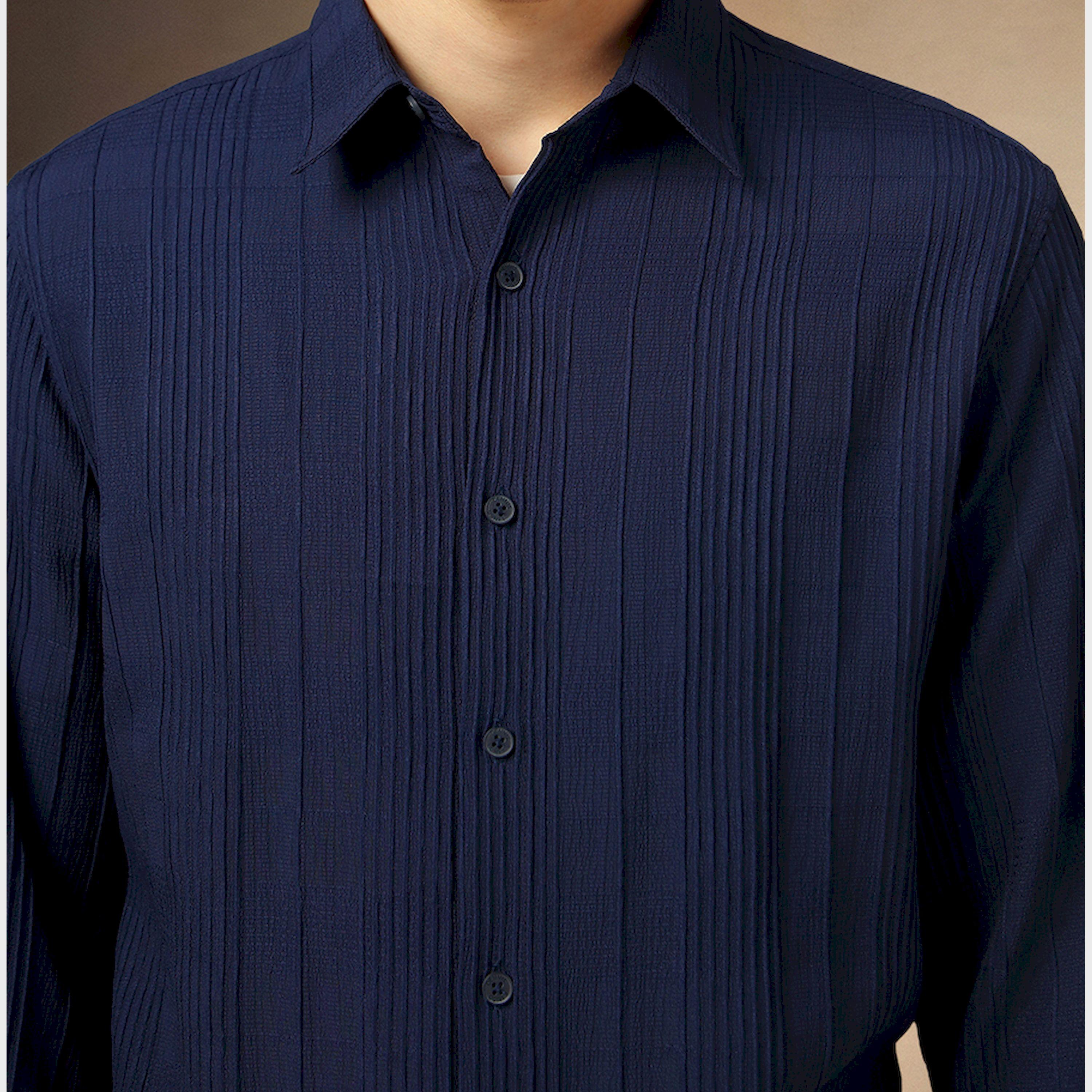 دينيس لينغو × ستايلي - قميص مخطط بقصّة مريحة وياقة واسعة-men-clothing-shirts-image-4