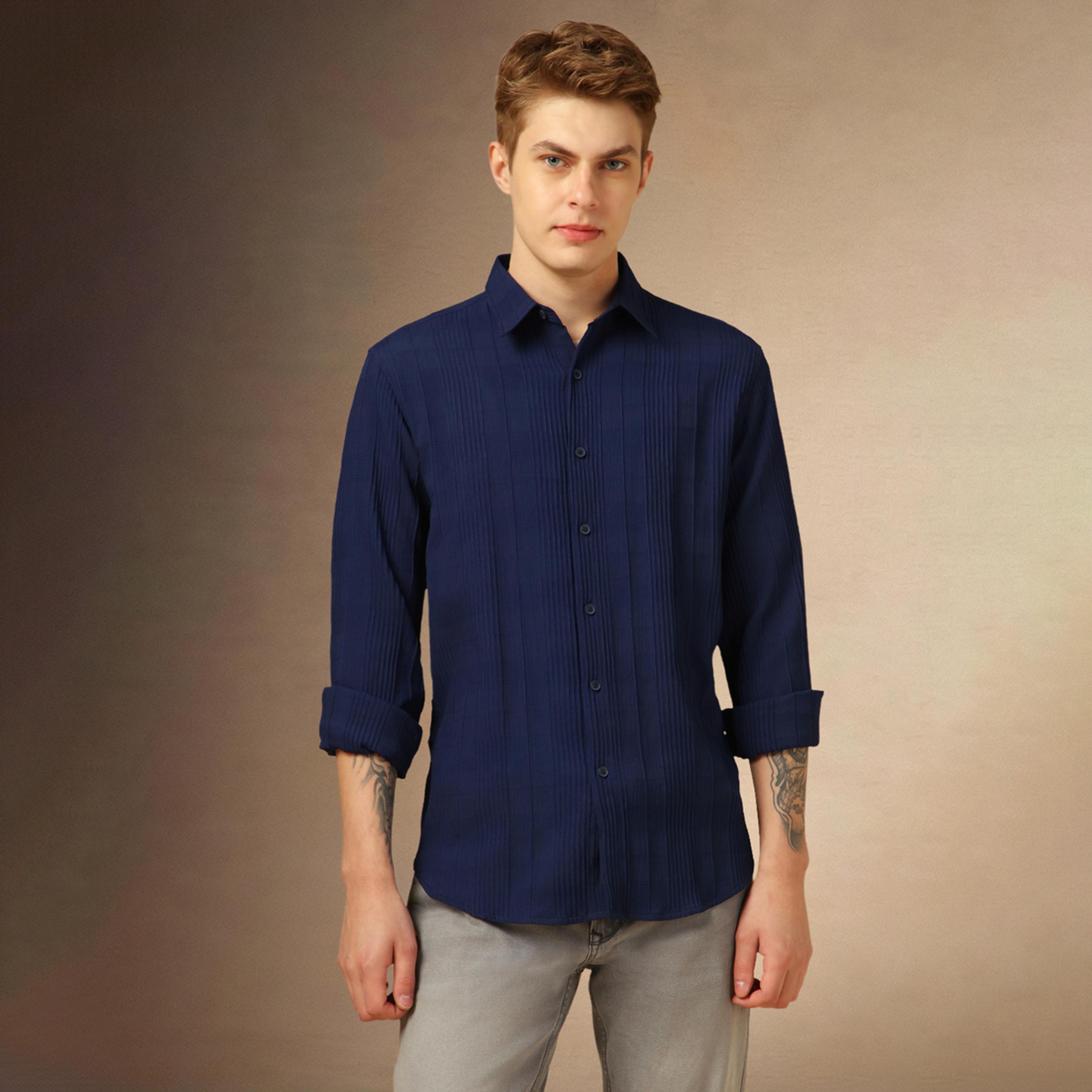 دينيس لينغو × ستايلي - قميص مخطط بقصّة مريحة وياقة واسعة-men-clothing-shirts-image-6