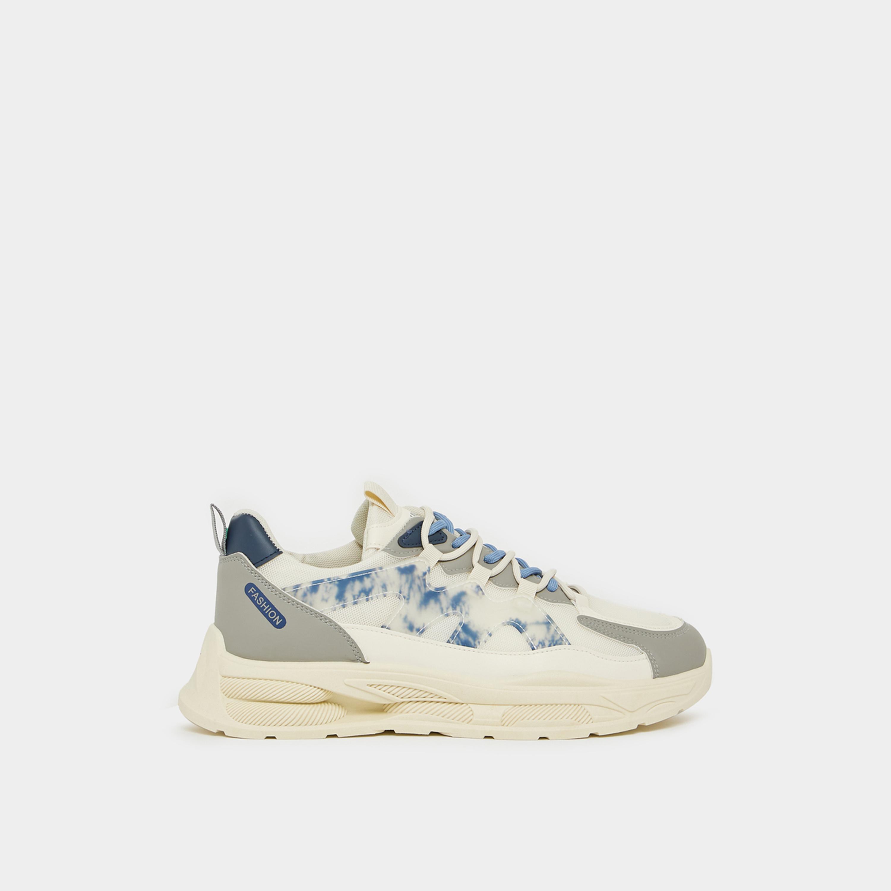 ستايلي - حذاء رياضي بنعل سميك بطبعة تجريدية ورباط-men-shoes-sneakers-image-1