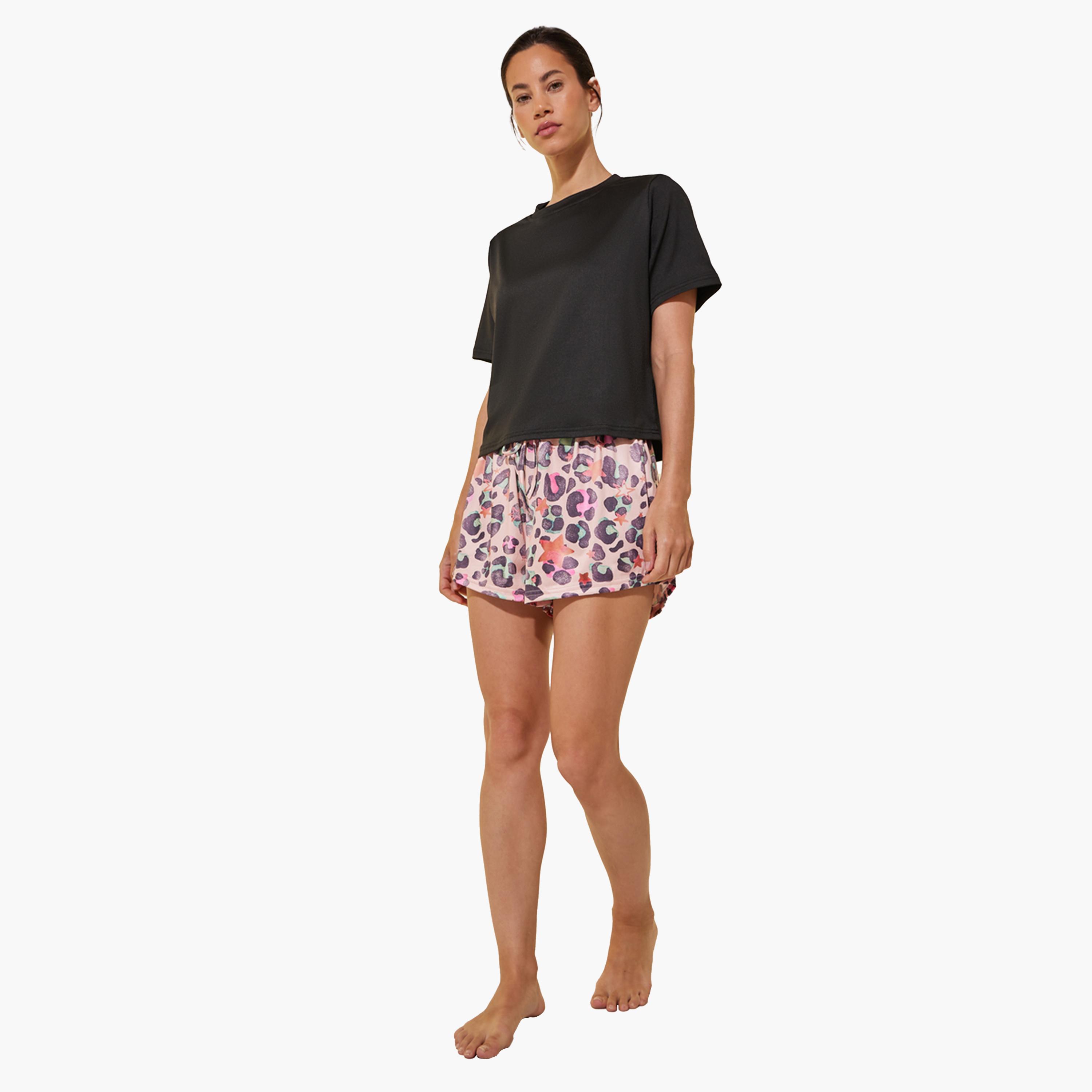 ستايلي - تي شيرت سادة بأكمام قصيرة مع شورت مطبوع-women-clothing-nightwear-pyjamas-shortsets-image-1