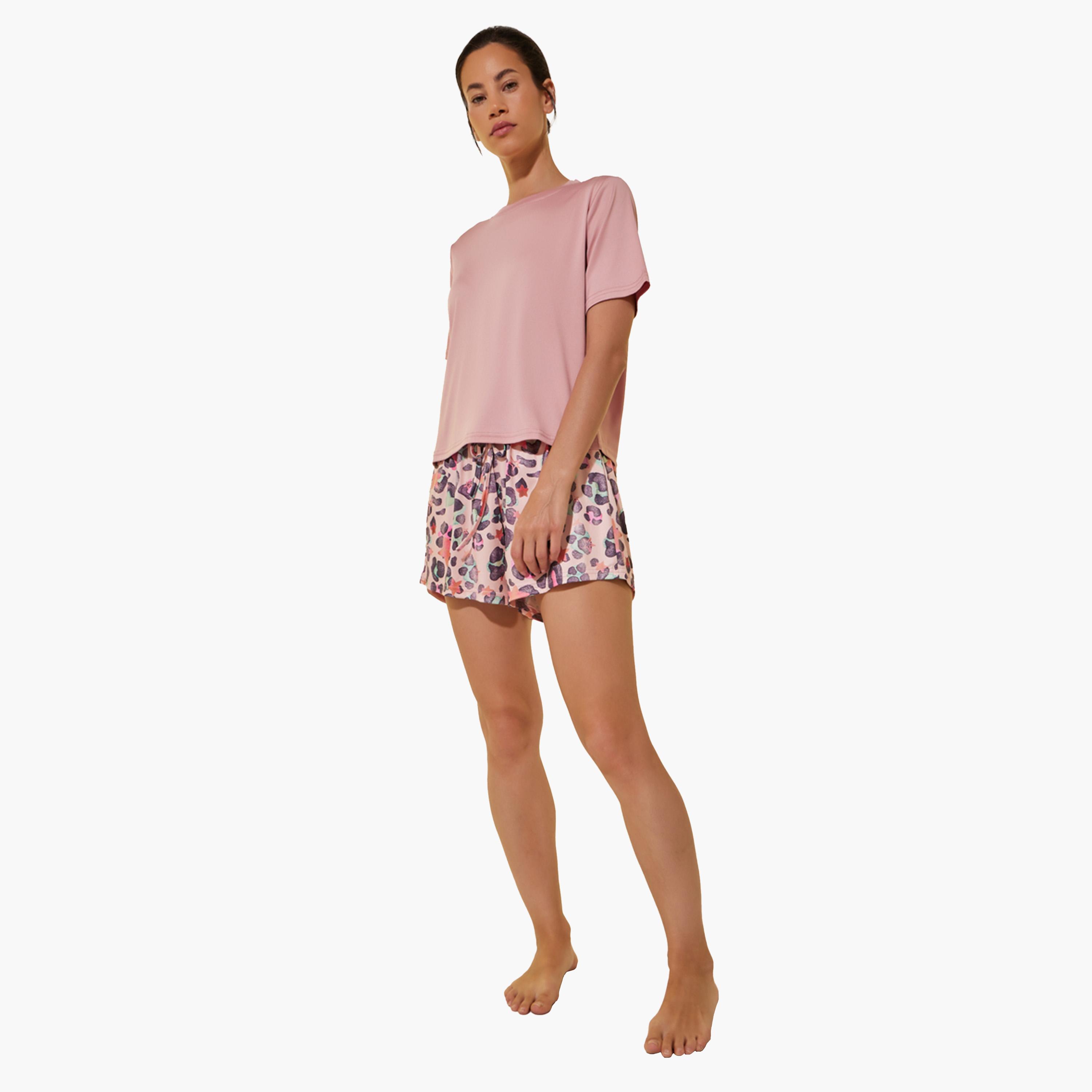 ستايلي - تي شيرت سادة بأكمام قصيرة مع شورت مطبوع-women-clothing-nightwear-pyjamas-shortsets-image-1