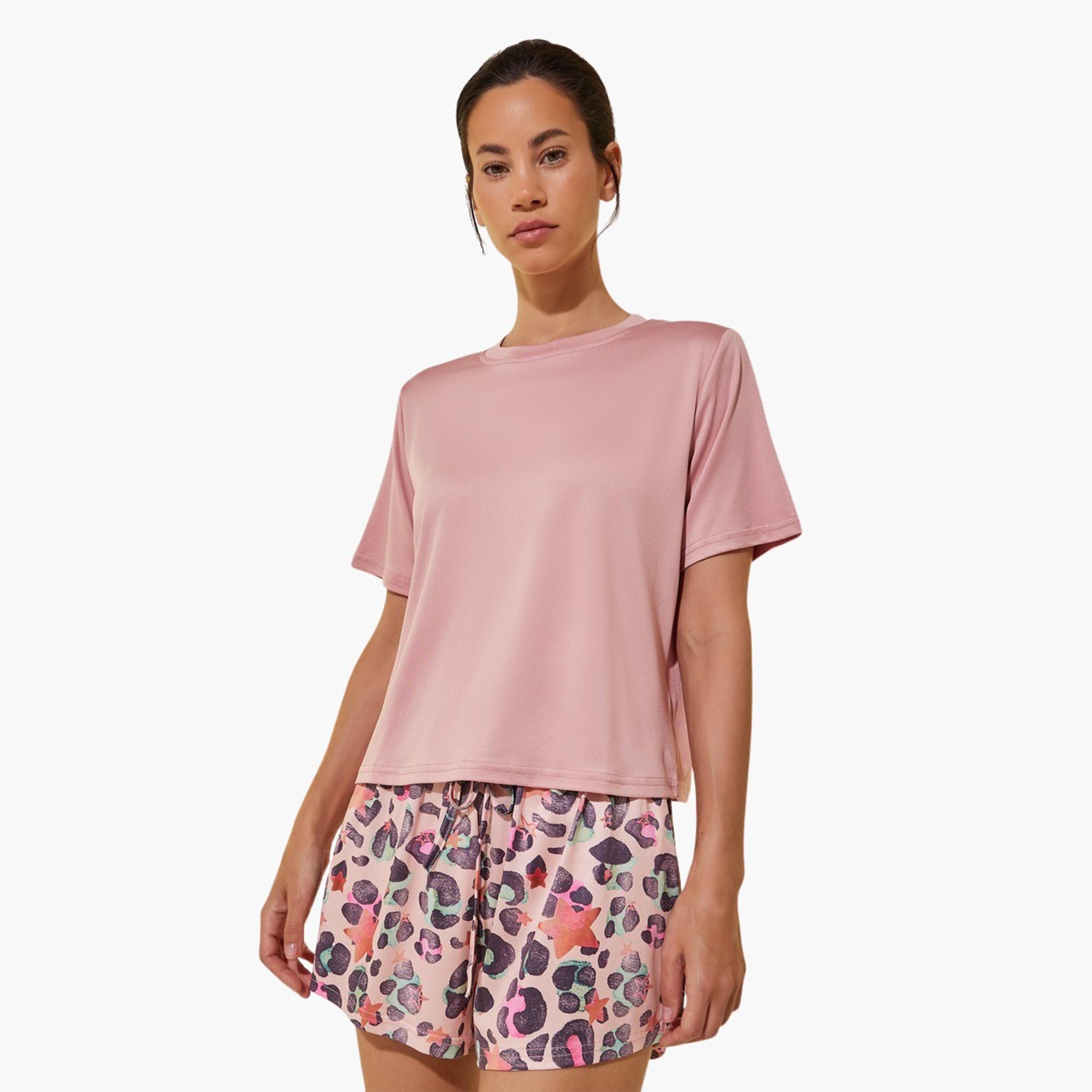 ستايلي - تي شيرت سادة بأكمام قصيرة مع شورت مطبوع-women-clothing-nightwear-pyjamas-shortsets-image-2