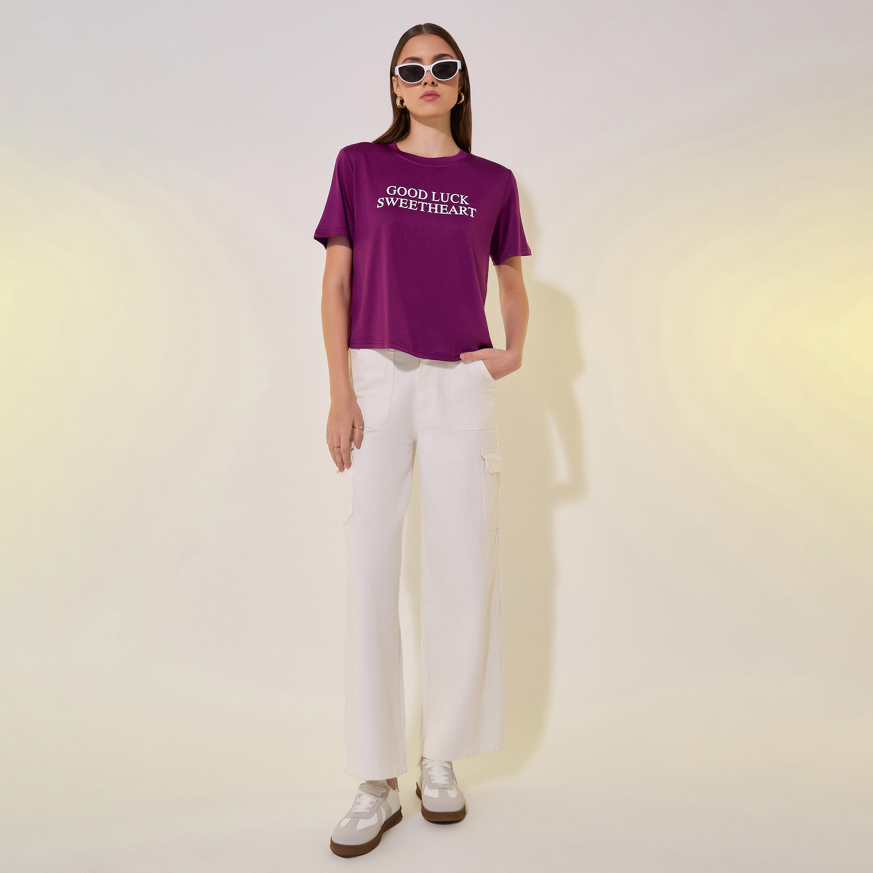 ستايلي - تي شيرت بقصّة عادية ورقبة دائرية وطبعة شعار-women-clothing-tshirts-image-2