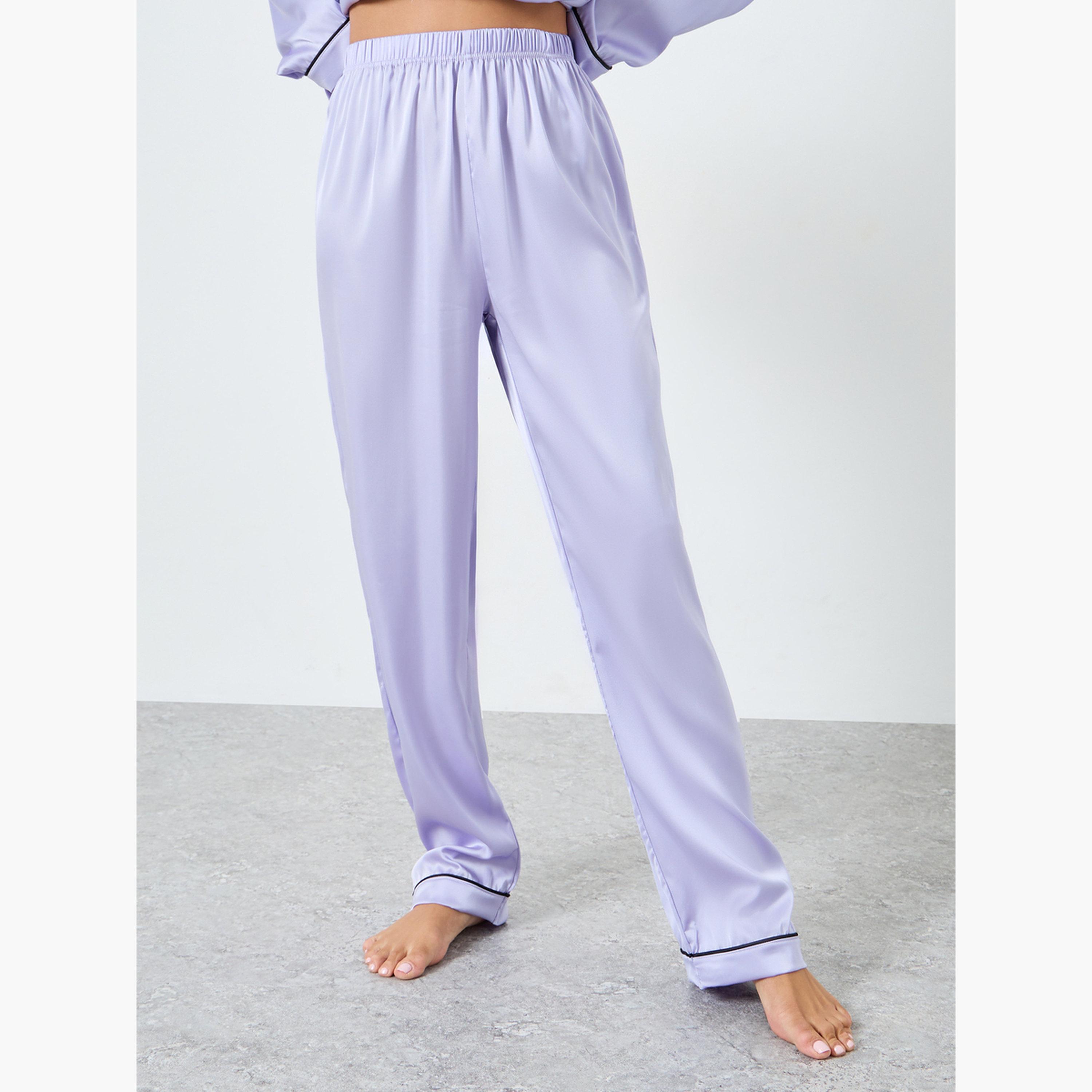 طقم بيجاما من بنطال وبلوزة بجيب وتفاصيل مُبطنة من الساتان المطفي-women-clothing-nightwear-pyjamas-longsets-image-4