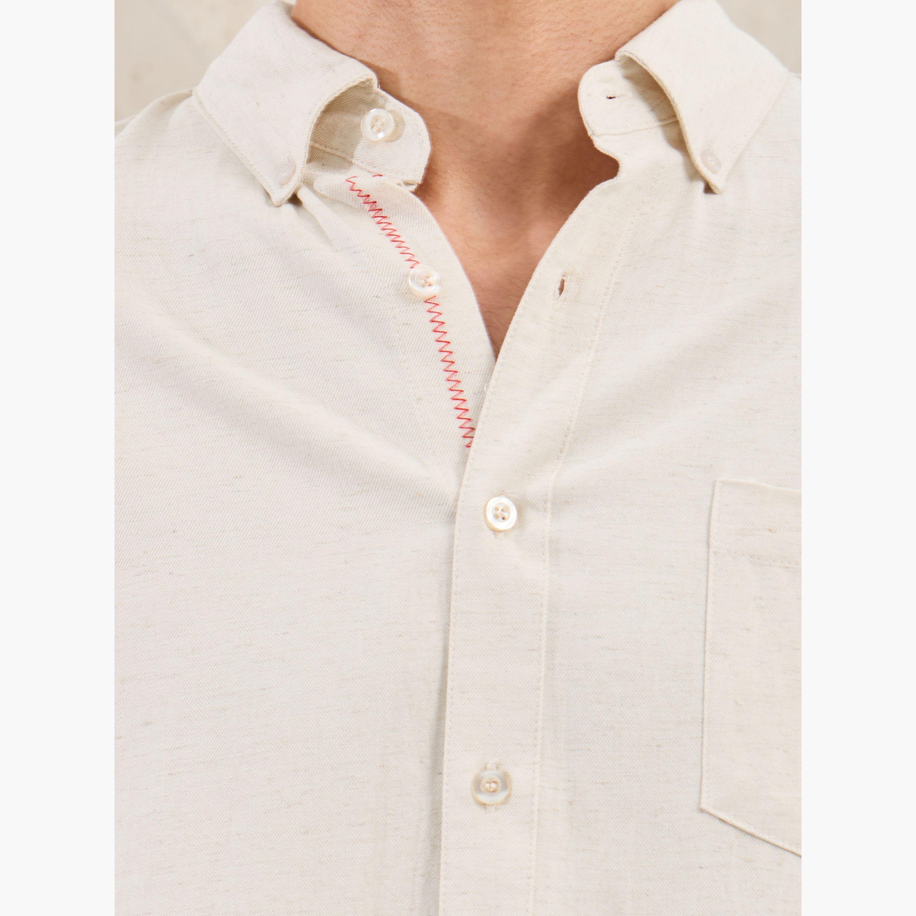ستايلي - قميص بقصّة عادية من مزيج الكتان مع تفاصيل خياطة متباينة-men-clothing-shirts-image-3