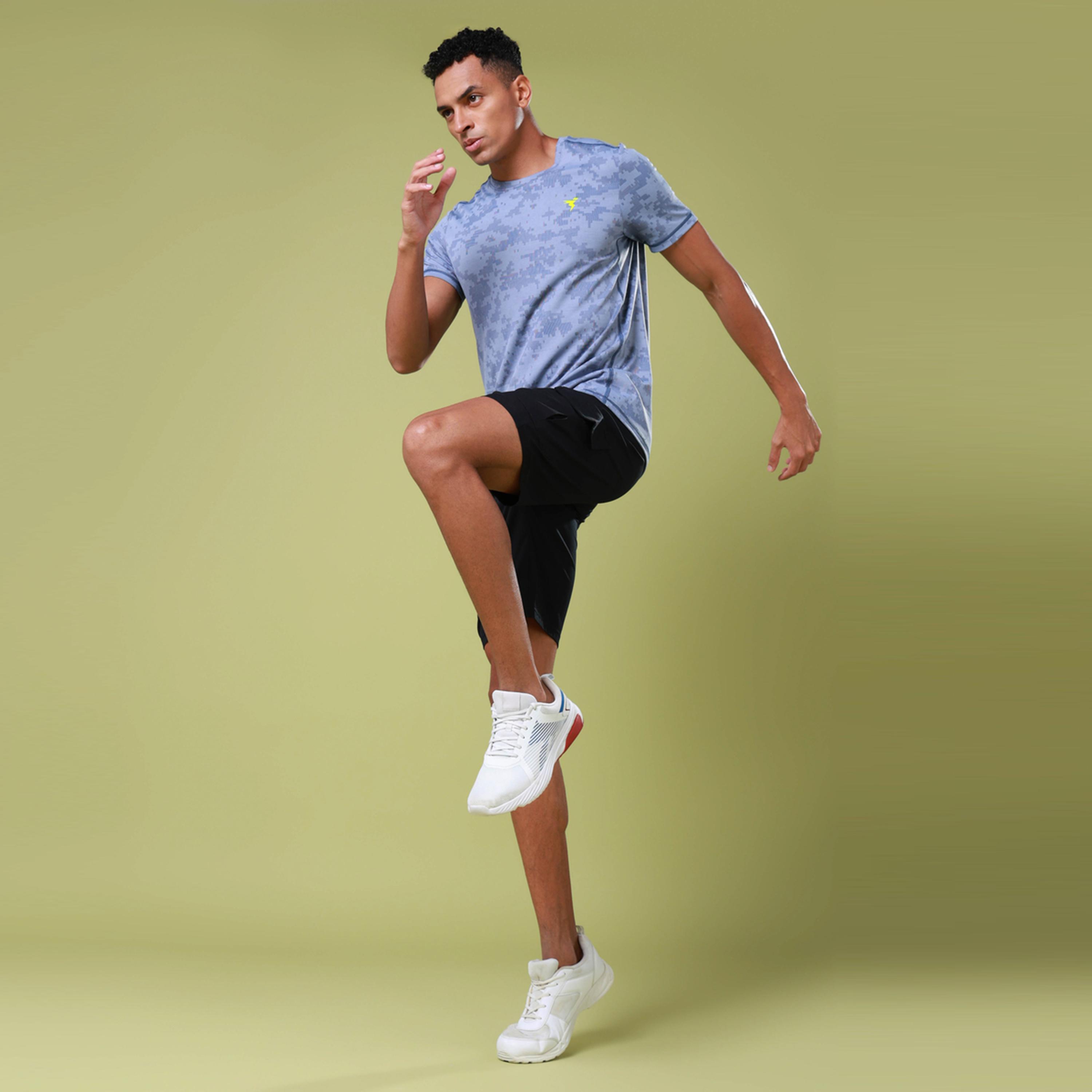 تكنو سبورت × ستايلي - شورت رياضي رجالي ضيق مع تس فليكسي-sports-men-clothing-bottoms-shorts-image-4