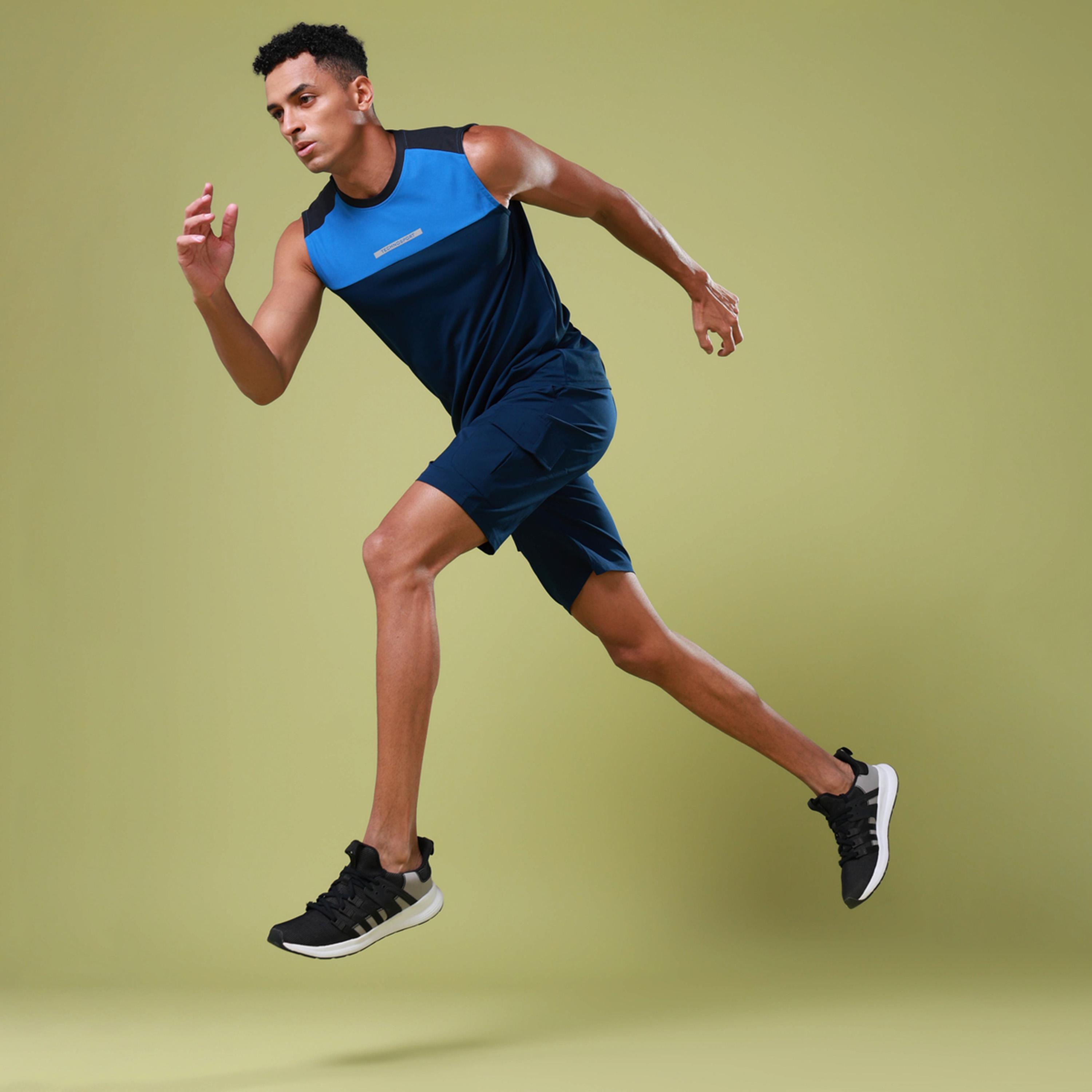 تكنو سبورت × ستايلي - شورت رياضي رجالي ضيق مع تس فليكسي-men-clothing-sportswearandactivewear-bottoms-shorts-image-4