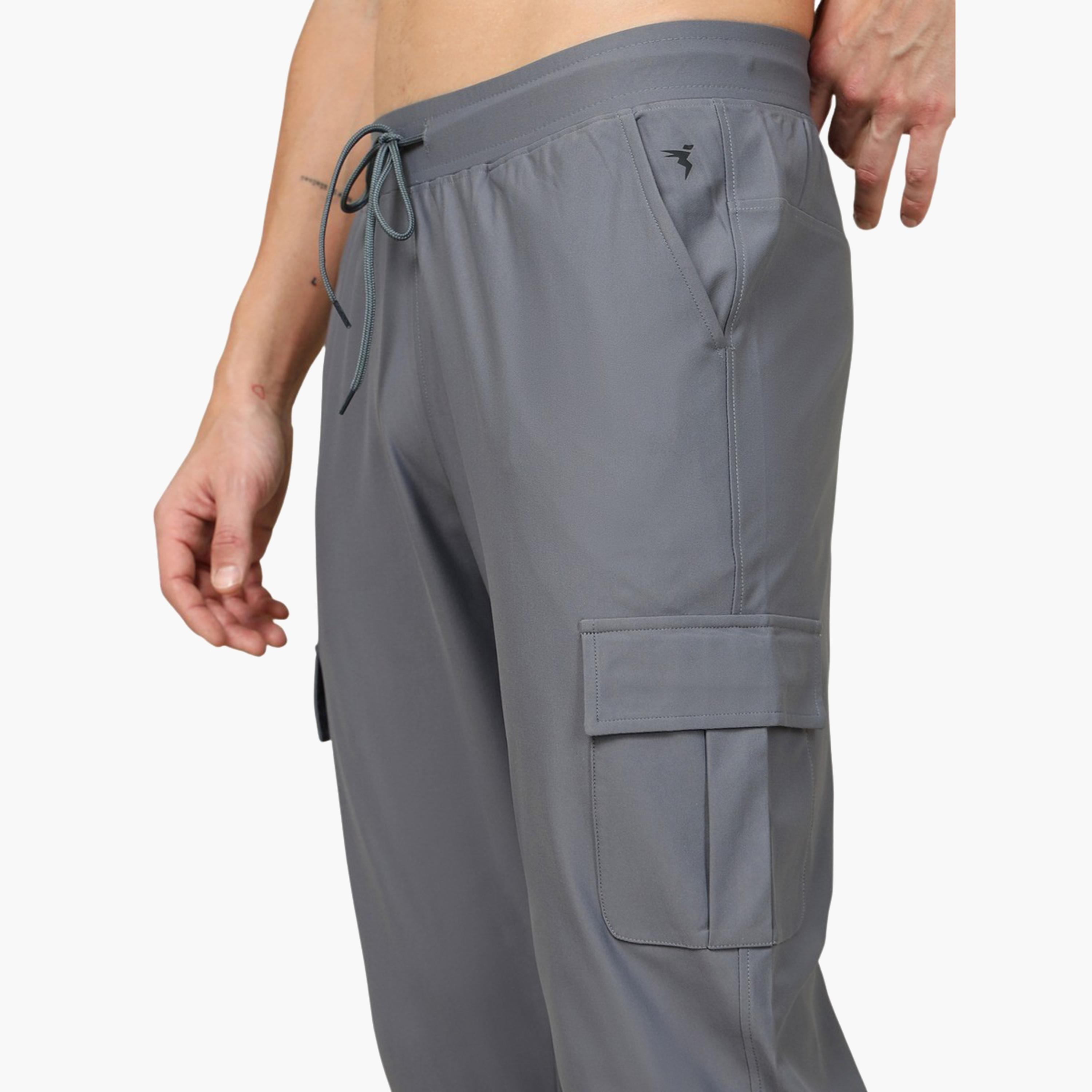 تكنوسبورت × ستايلي - بنطال كارغو رجالي بقصّة ضيقة وقماش ديوراكول بلس-men-clothing-sportswearandactivewear-bottoms-joggers-image-2