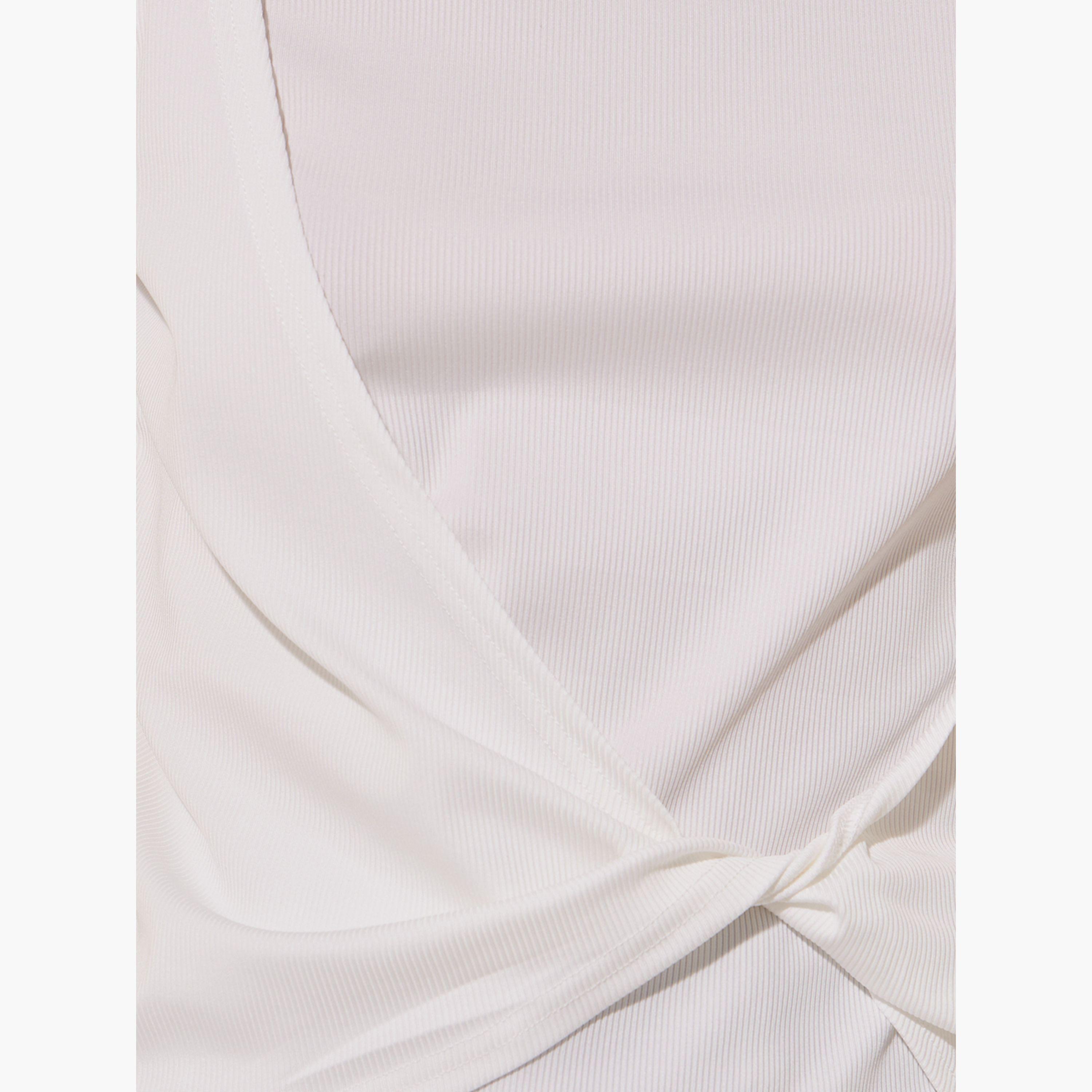 تيشيرت سادة بتفاصيل مُضلعة وياقة دائرية-women-clothing-tshirts-image-4