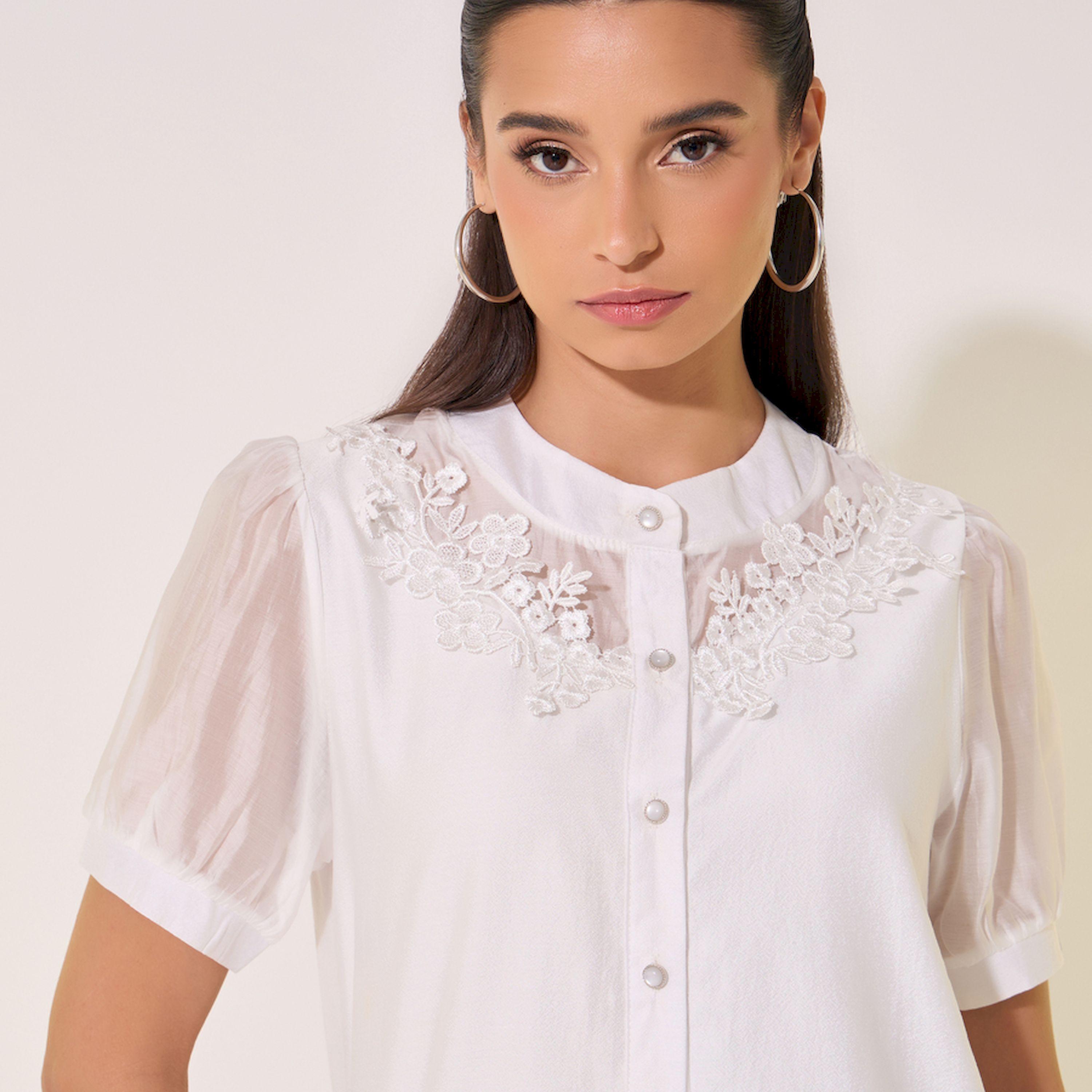 بلوزة بأكمام منفوخة وتداخلات دانتيل-women-clothing-shirtsandblouses-shirts-image-4