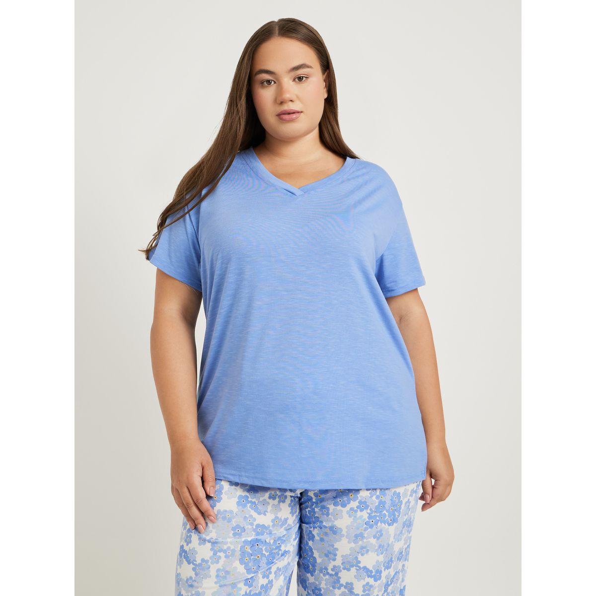 Styli Plus Size Slubbed V Neck T-Shirt and Floral Print Cuffed Pyjama Set-women-clothing-nightwear-pyjamas-longsets-image-4