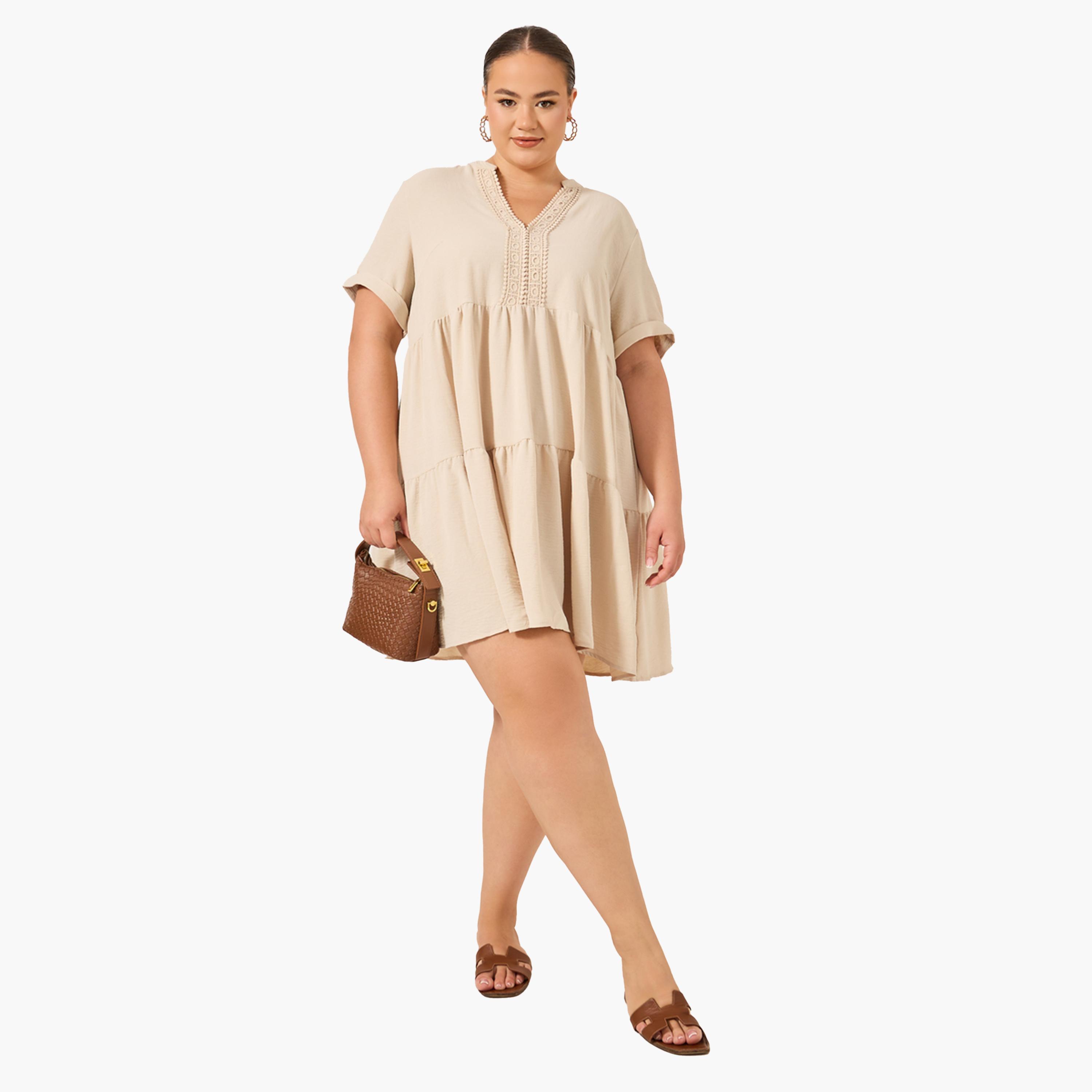 ستايلي-  فستان قصير باللون البيج بقصة A مع تفاصيل من الدانتيل-women-clothing-dresses-image-2