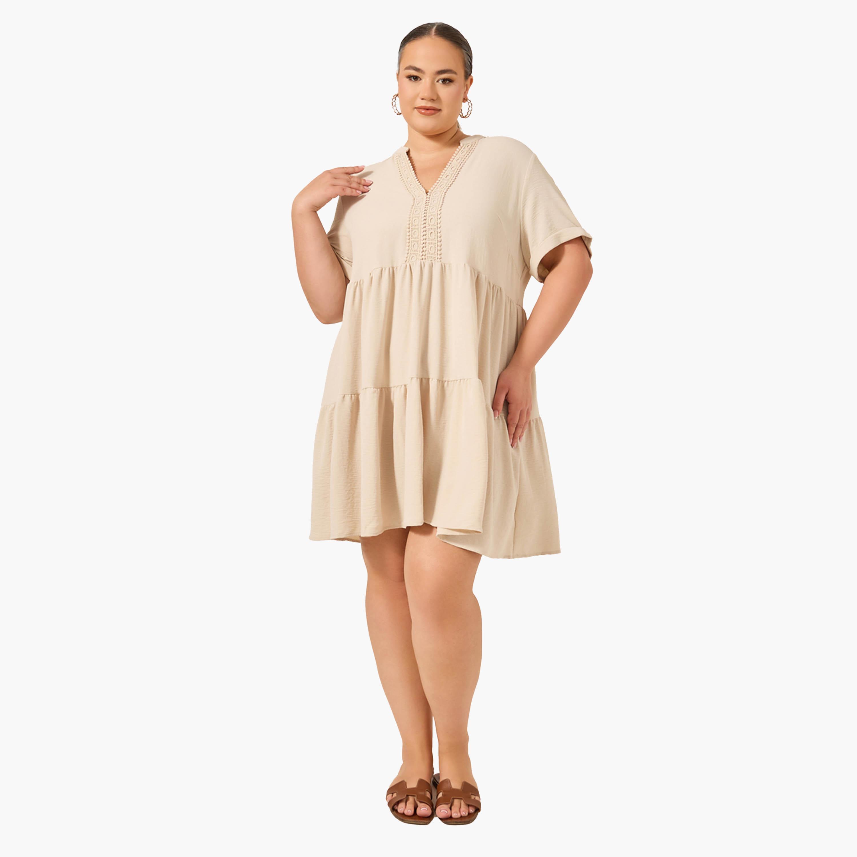 ستايلي-  فستان قصير باللون البيج بقصة A مع تفاصيل من الدانتيل-women-clothing-dresses-image-3