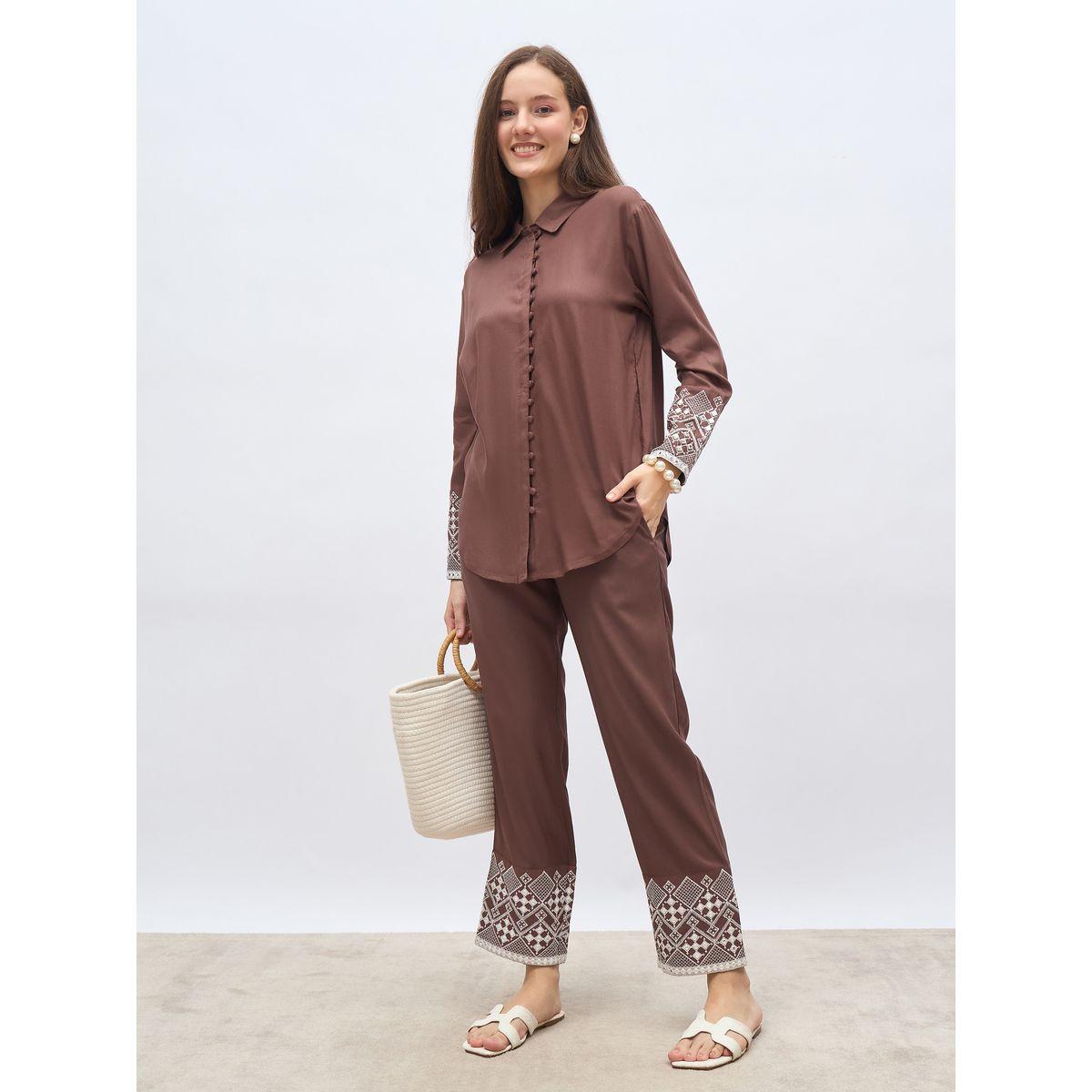 طقم منسق من بنطال وبلوزة بتفاصيل مُطرزة-women-clothing-coordsets-image-1