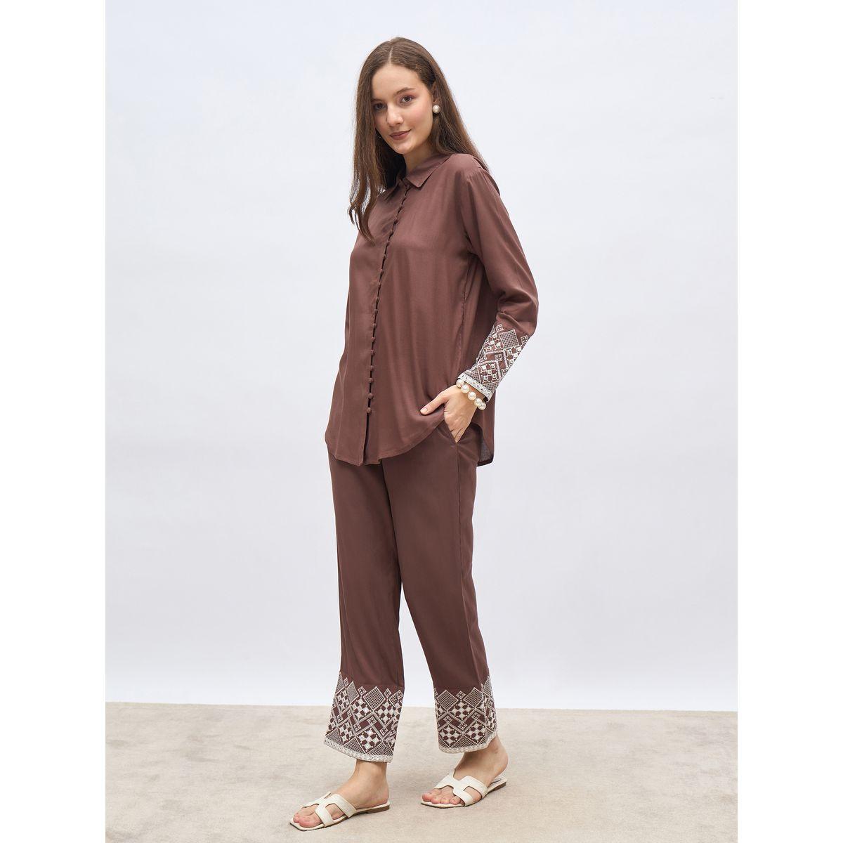 طقم منسق من بنطال وبلوزة بتفاصيل مُطرزة-women-clothing-coordsets-image-3