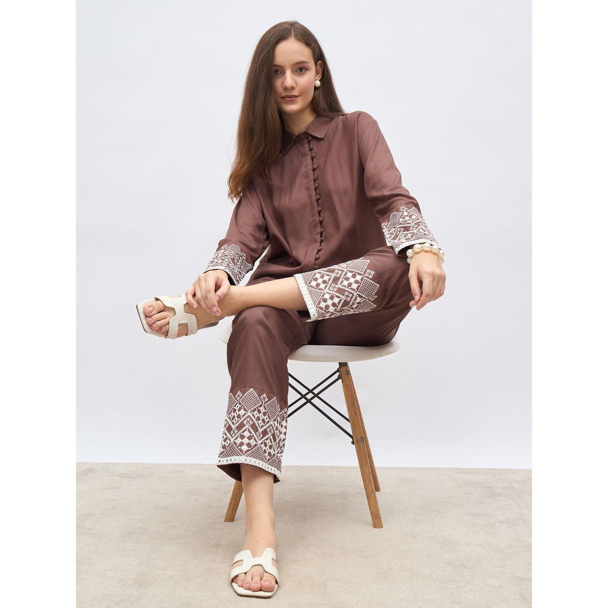 طقم منسق من بنطال وبلوزة بتفاصيل مُطرزة-women-clothing-coordsets-image-6