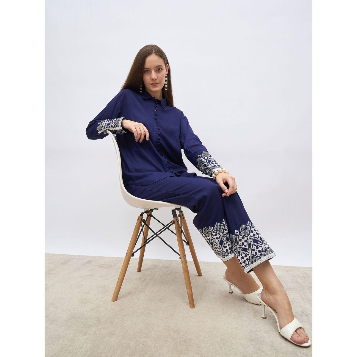 طقم منسق من بنطال وبلوزة بتفاصيل مُطرزة-women-clothing-coordsets-image-6
