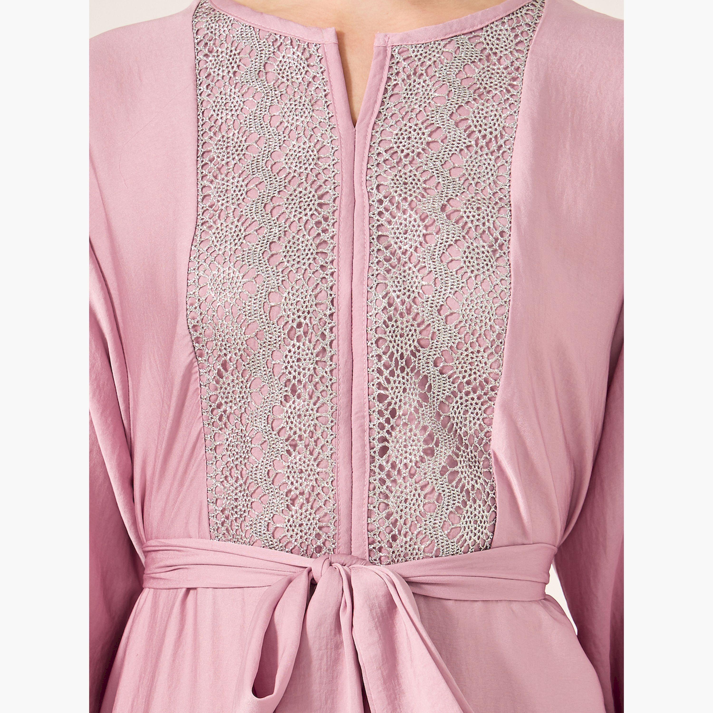 أميرة x ستايلي جلابية ساتان بتفاصيل دانتيل وياقة نوتش-women-arabicclothing-jalabiyas-image-4