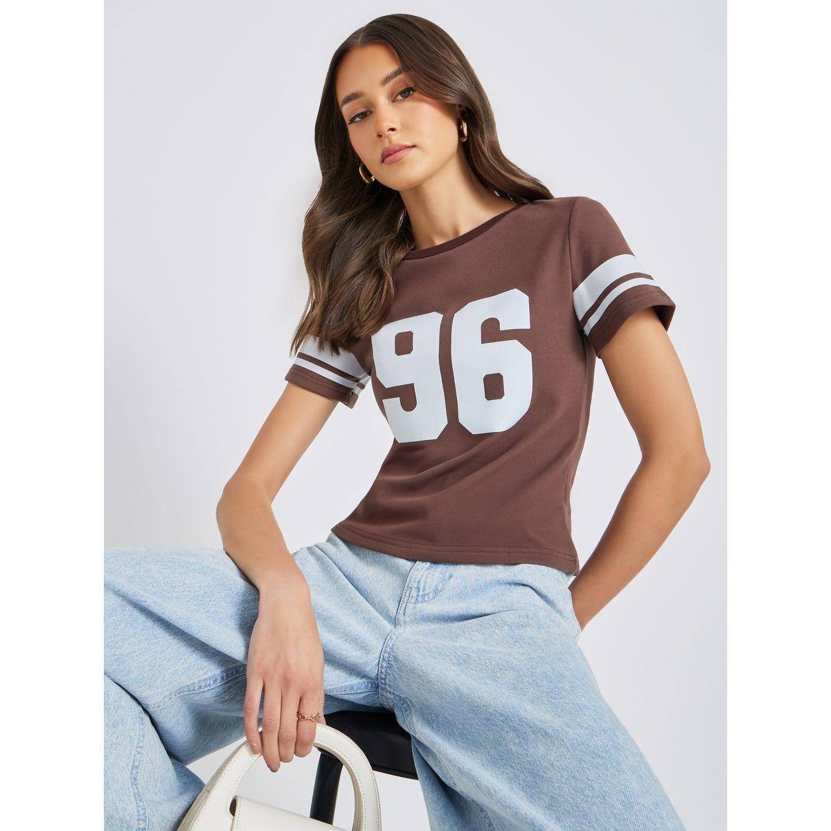تيشيرت مُجسم قصير بطبعة فارسيتي وأكمام قصيرة-women-clothing-tshirts-image-1