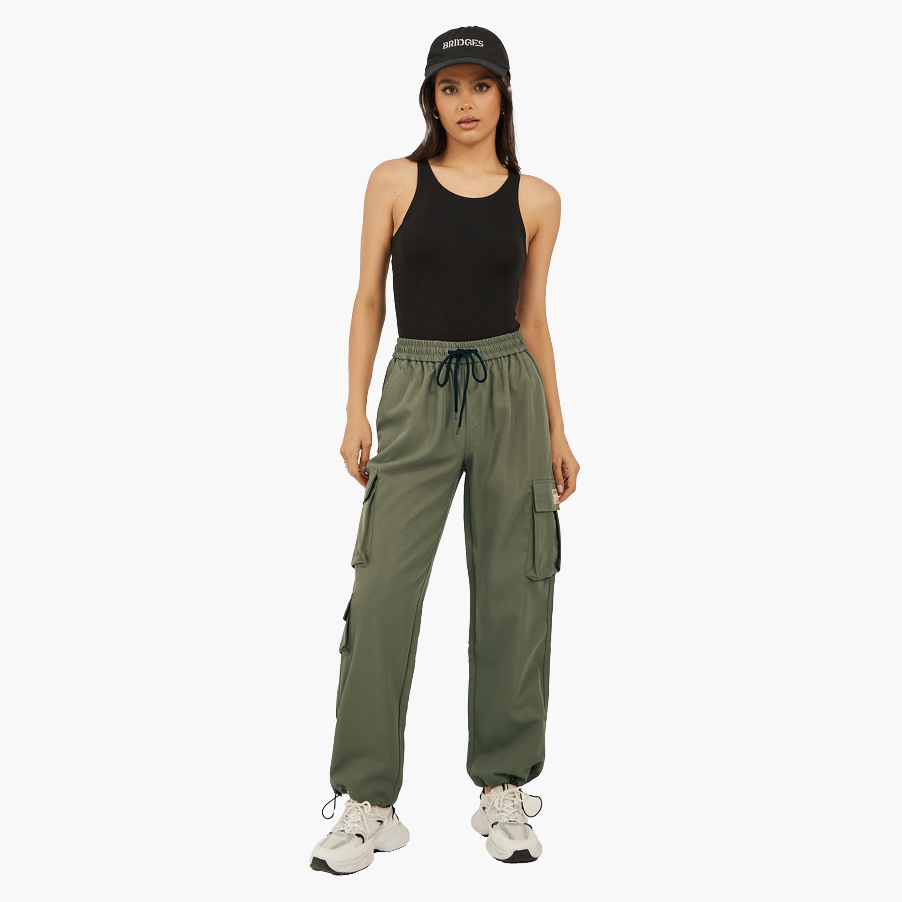بنطال كارجو سادة بقصة مريحة ورباط خصر-men-clothing-bottoms-joggers-image-5