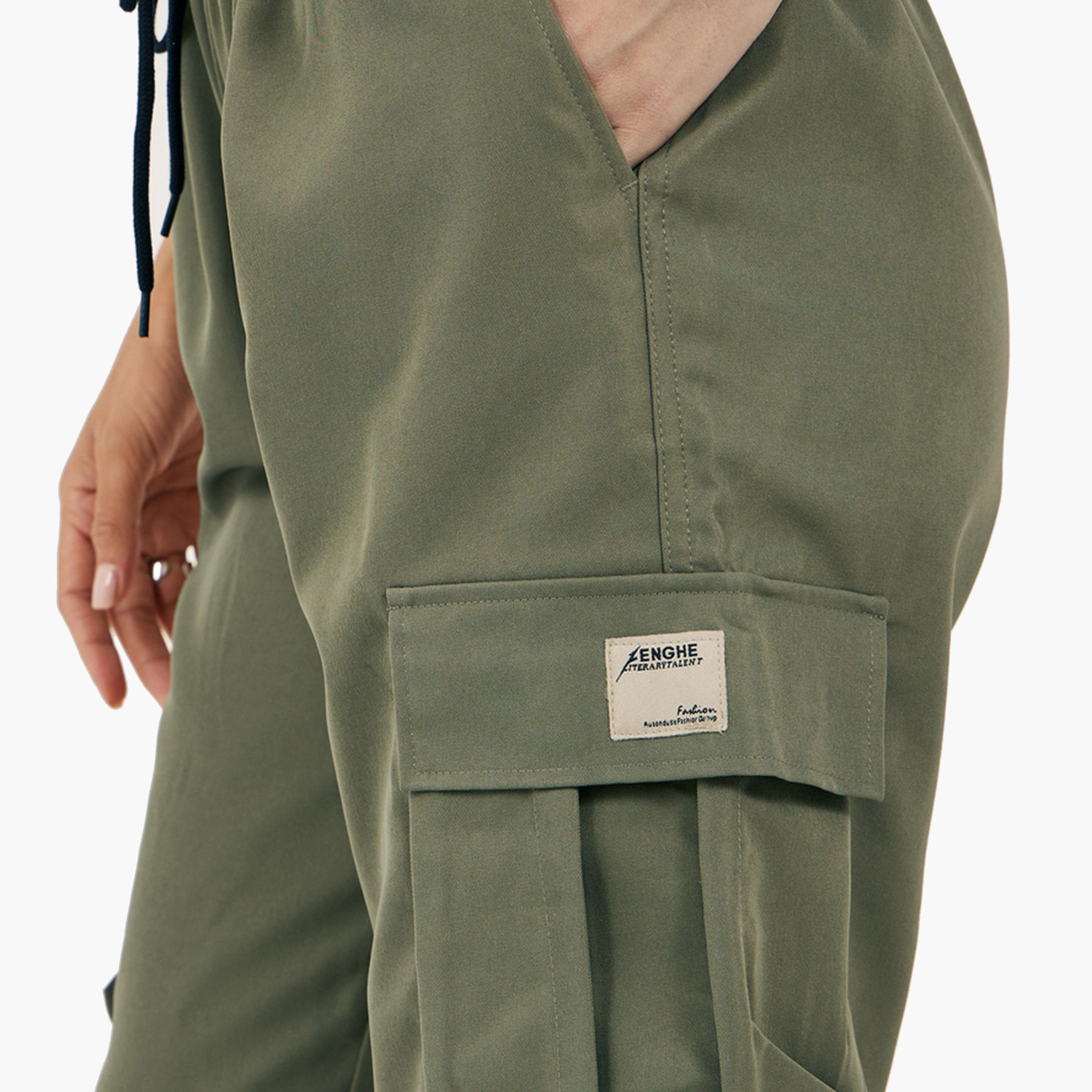 بنطال كارجو سادة بقصة مريحة ورباط خصر-men-clothing-bottoms-joggers-image-4