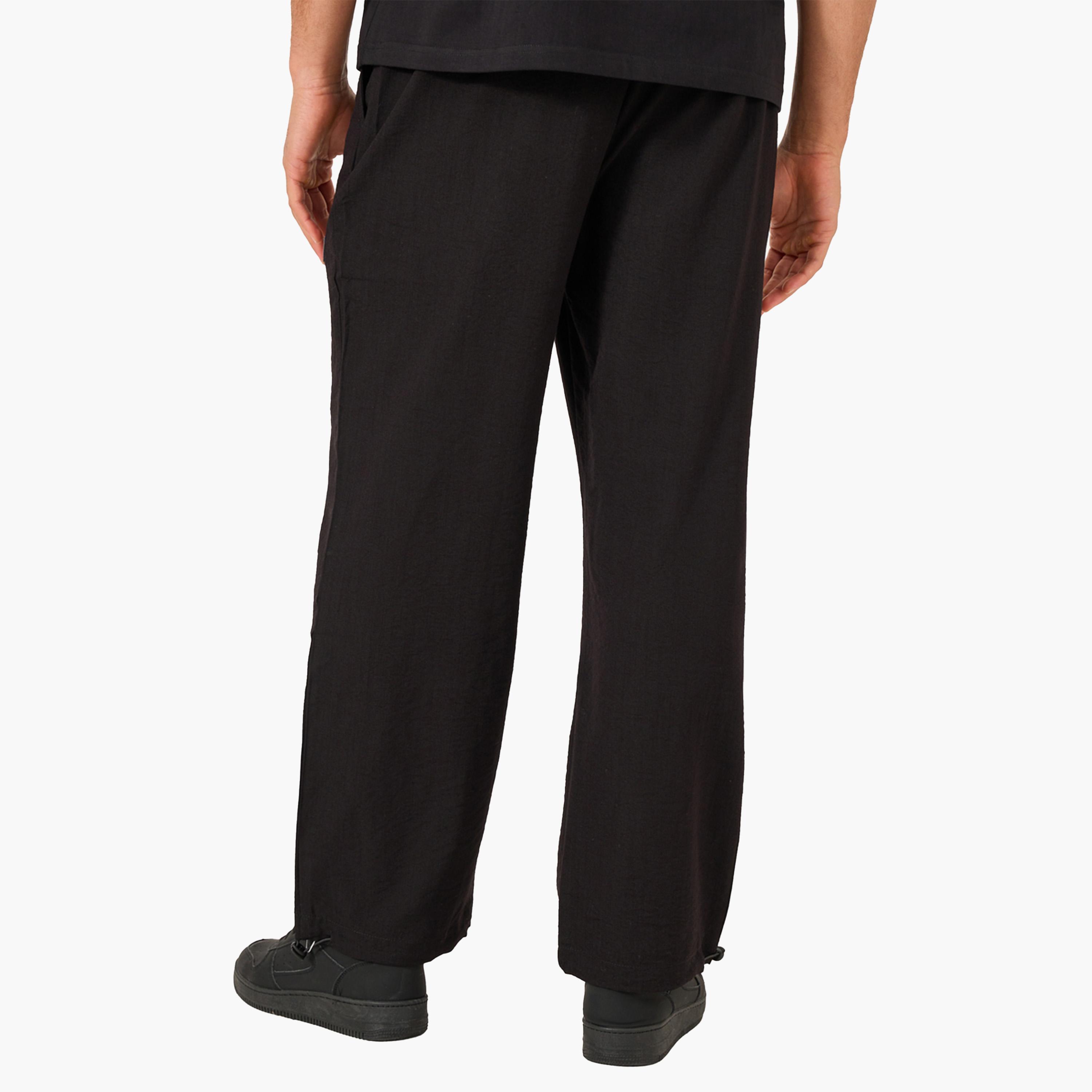 بنطال سادة بقصة مريحة ورباط خصر-men-clothing-bottoms-joggers-image-4