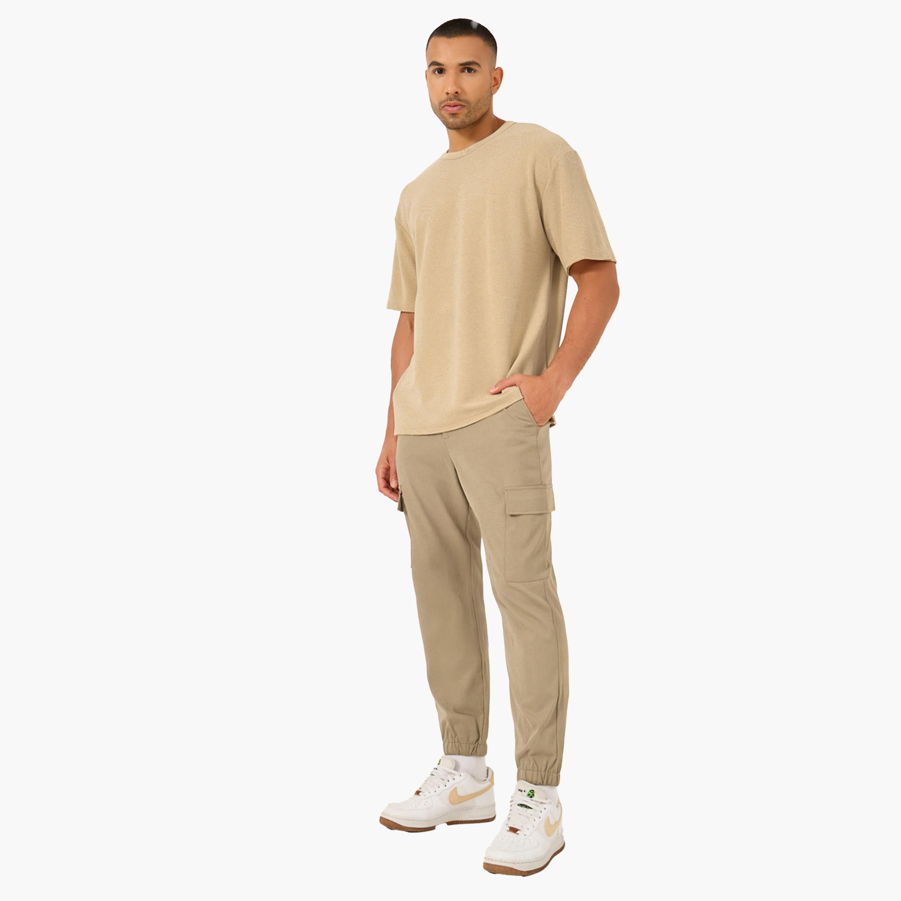 ستايلي - بنطال كارجو سادة بجيوب مائلة وقصة مريحة-men-clothing-bottoms-trousersandchinos-trousers-image-2