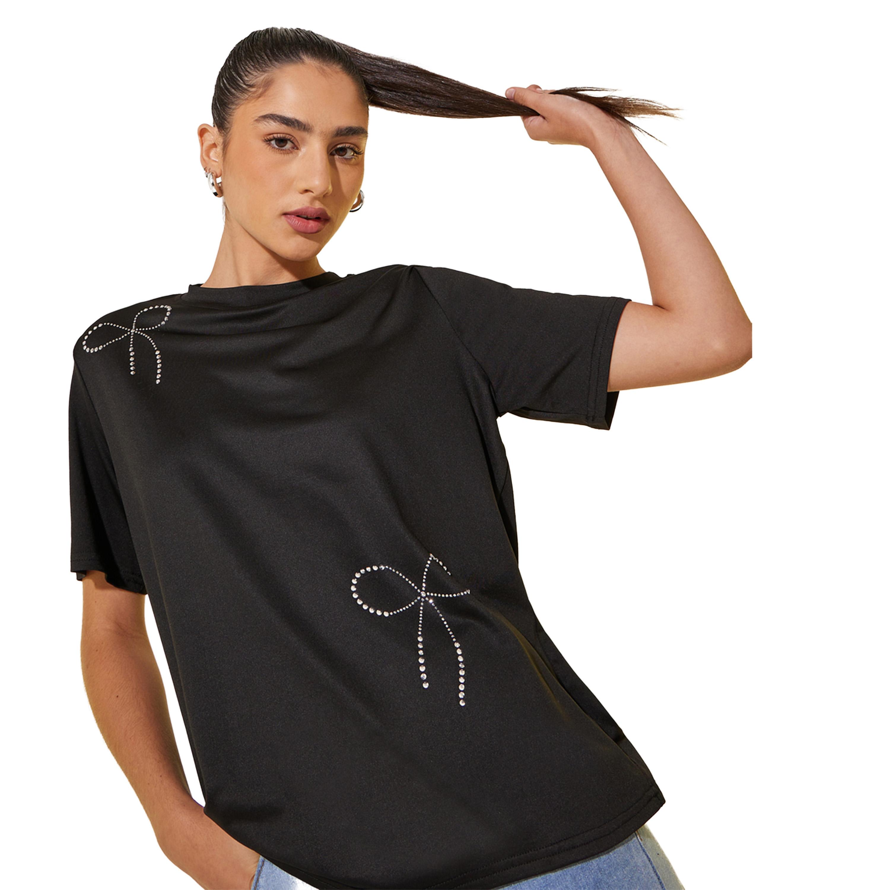 ستايلي -  تي شيرت نسائي بقصّة عادية باللون الأسود مع تفاصيل فيونكة-women-clothing-tshirts-image-1
