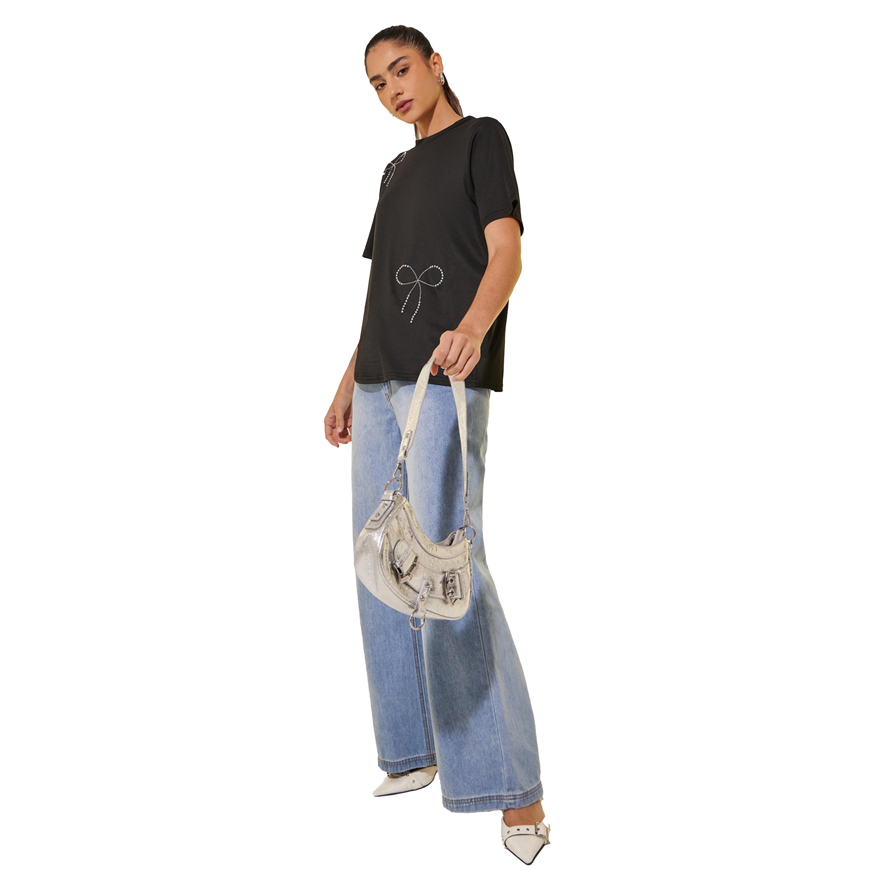 ستايلي -  تي شيرت نسائي بقصّة عادية باللون الأسود مع تفاصيل فيونكة-women-clothing-tshirts-image-2