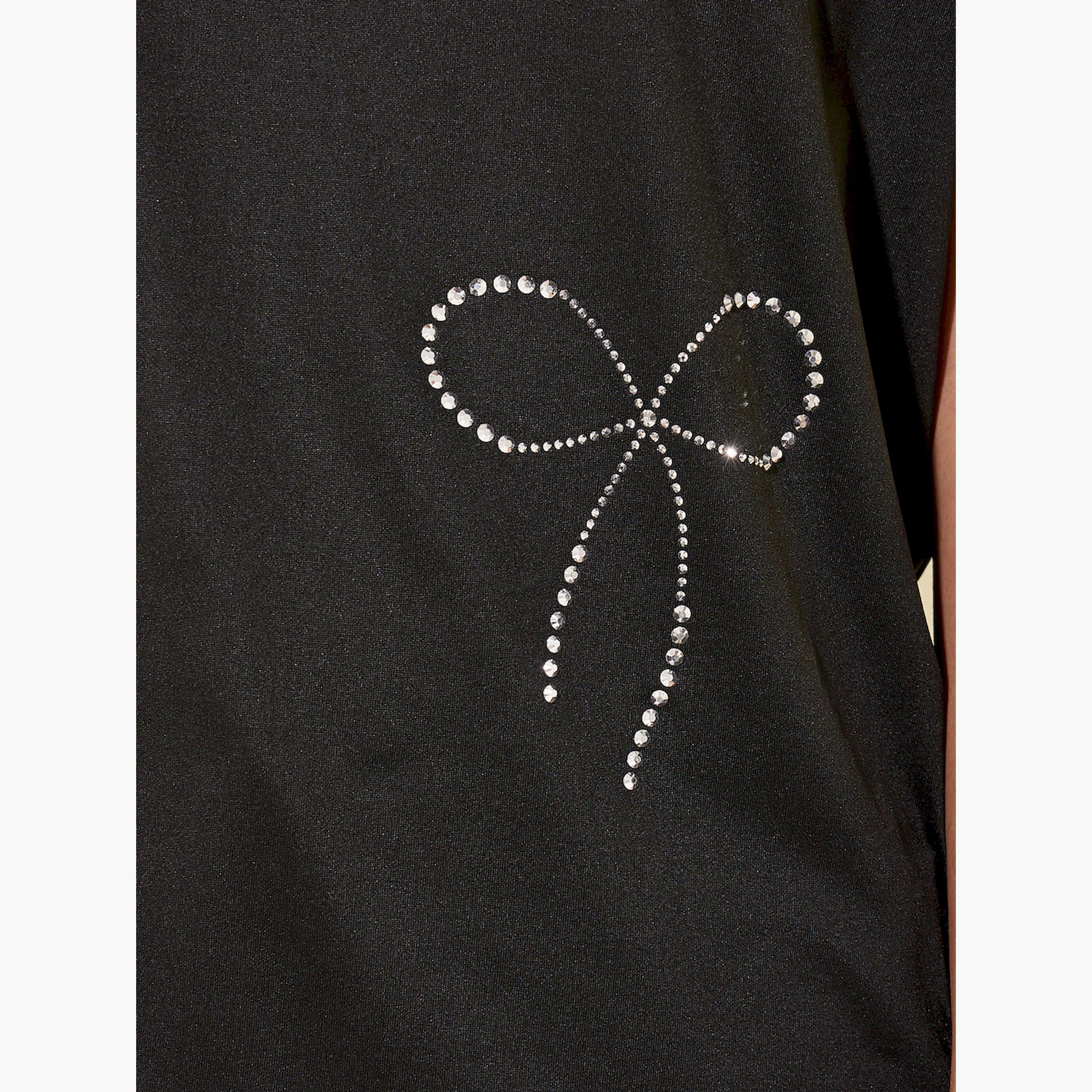 ستايلي -  تي شيرت نسائي بقصّة عادية باللون الأسود مع تفاصيل فيونكة-women-clothing-tshirts-image-3