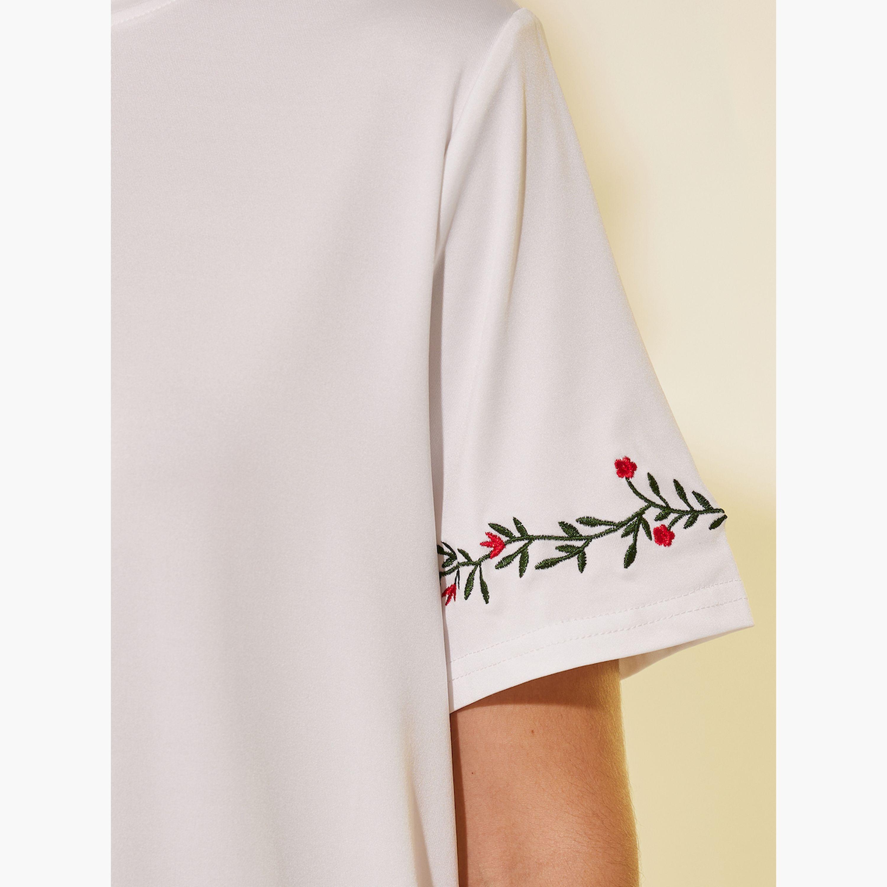 ستايلي - تي شيرت بقصّة عادية وأكمام قصيرة وتفاصيل مطرزة-women-clothing-tshirts-image-3
