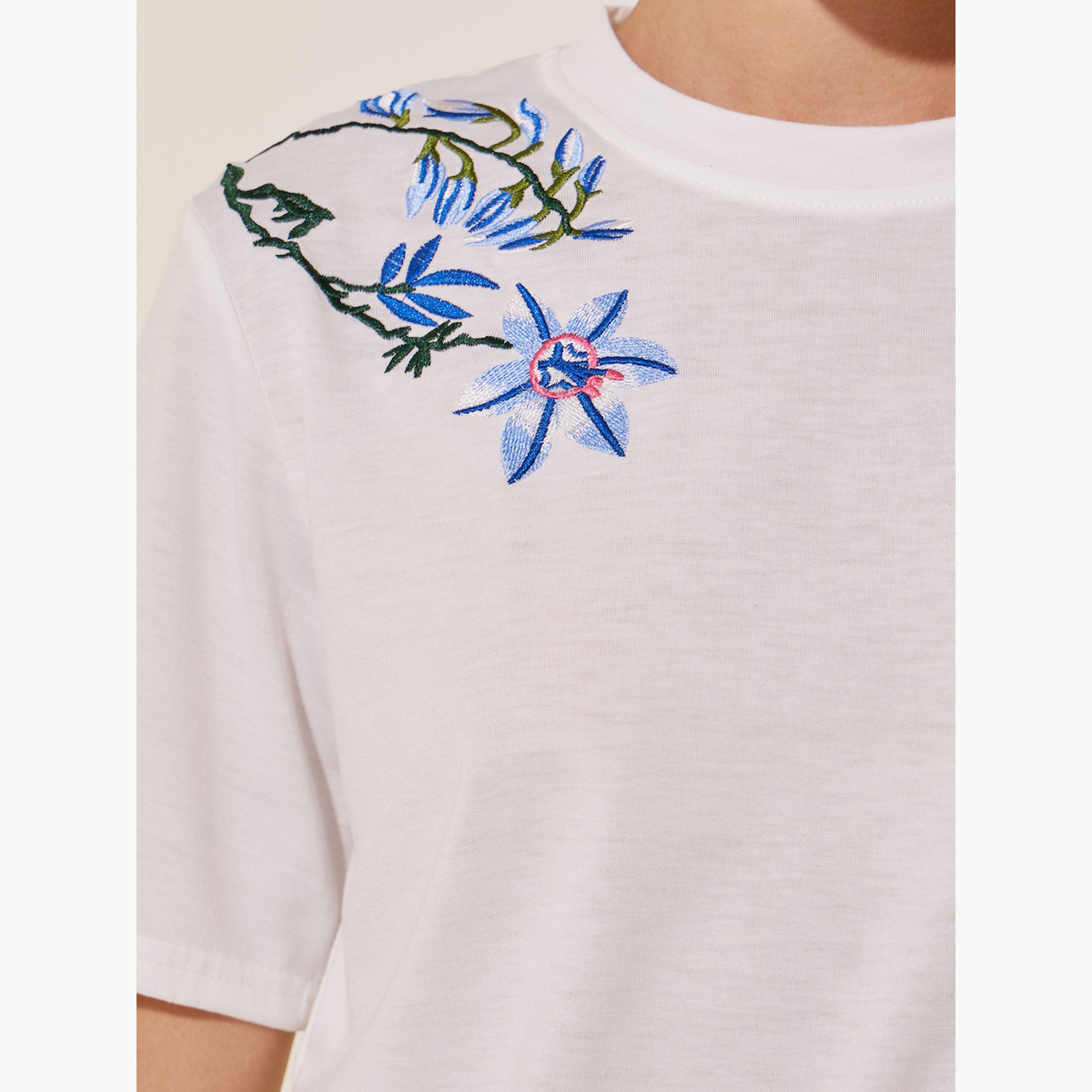 ستايلي -  تي شيرت بياقة دائرية وتطريز زهري-women-clothing-tshirts-image-3