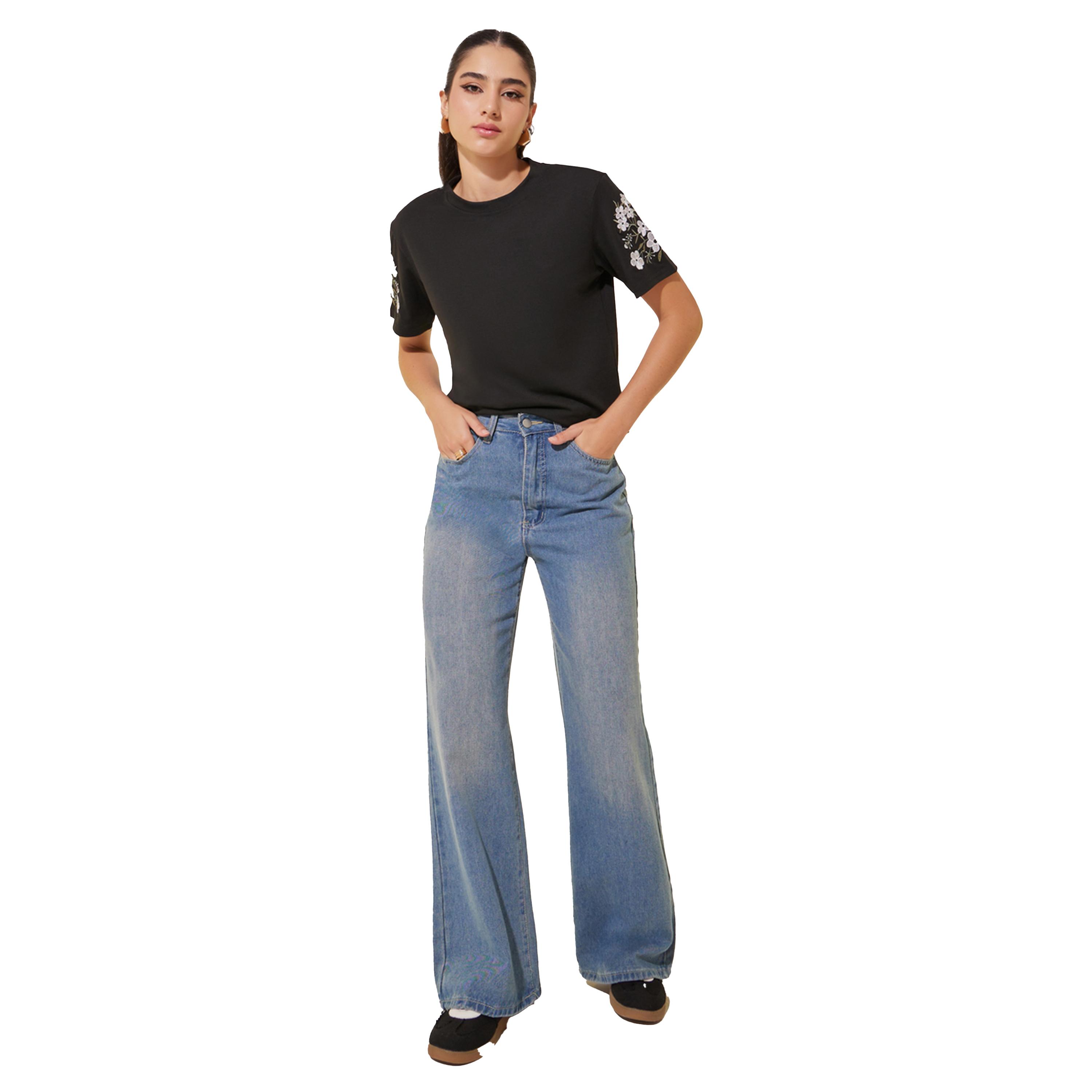ستايلي - تي شيرت محبوك بأكمام قصيرة ورقبة دائرية وتفاصيل مطرزة-women-clothing-tshirts-image-2