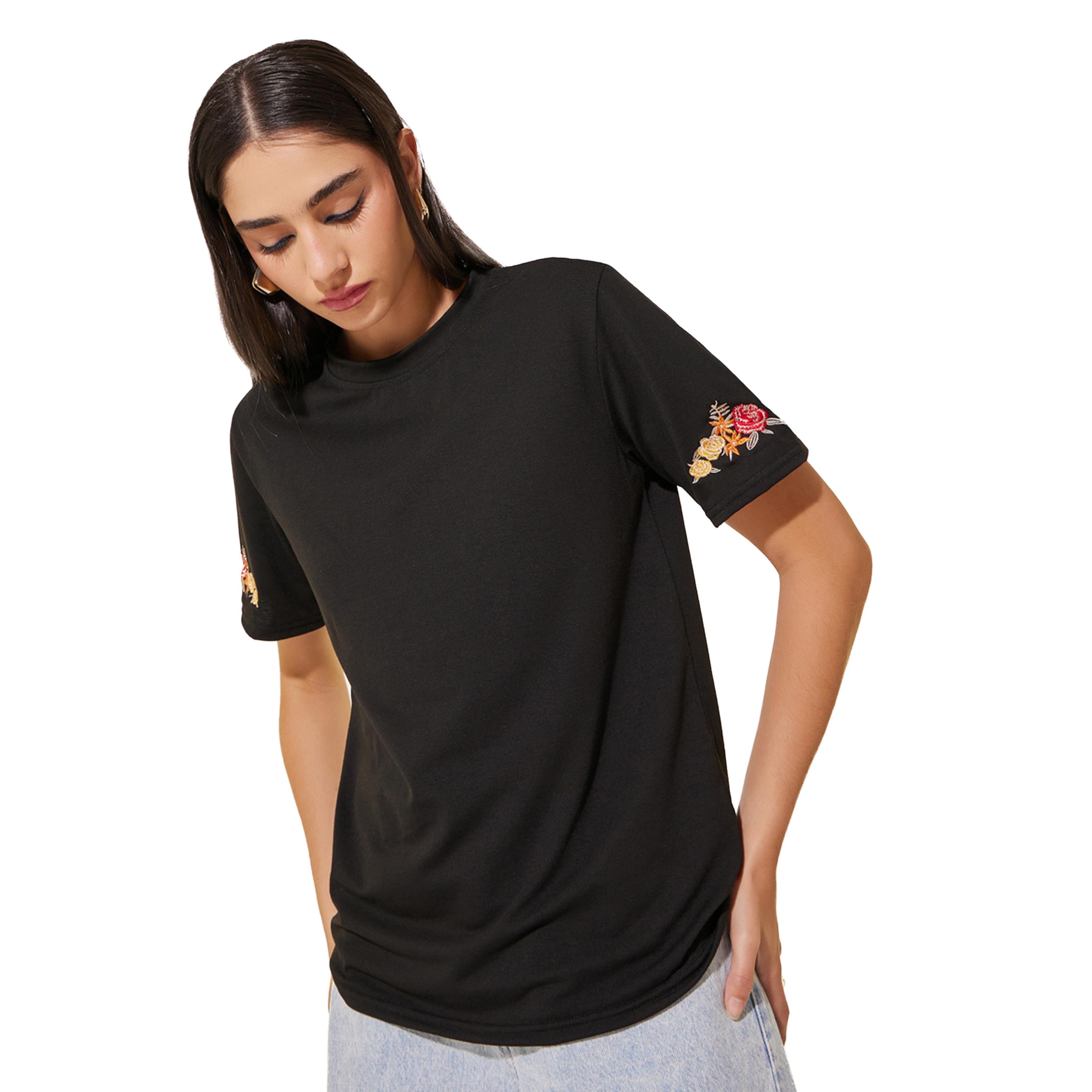 ستايلي -  تي شيرت بأكمام وياقة مستديرة وتفاصيل مطرزة-women-clothing-tshirts-image-1
