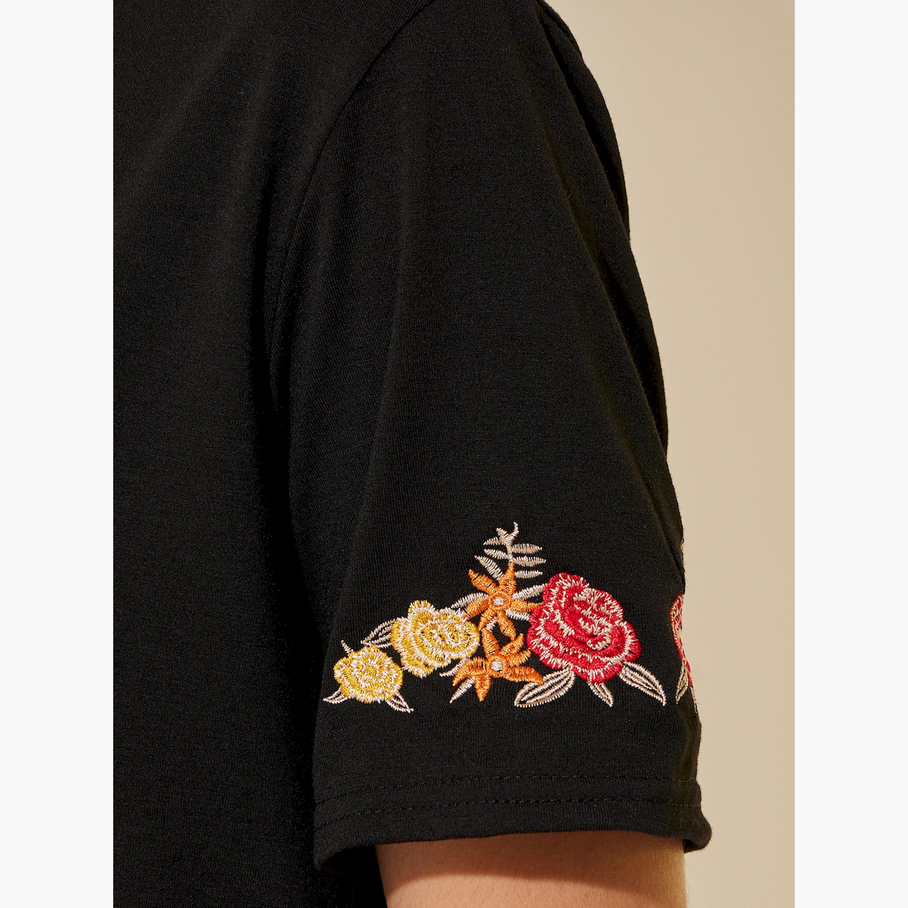 ستايلي -  تي شيرت بأكمام وياقة مستديرة وتفاصيل مطرزة-women-clothing-tshirts-image-4