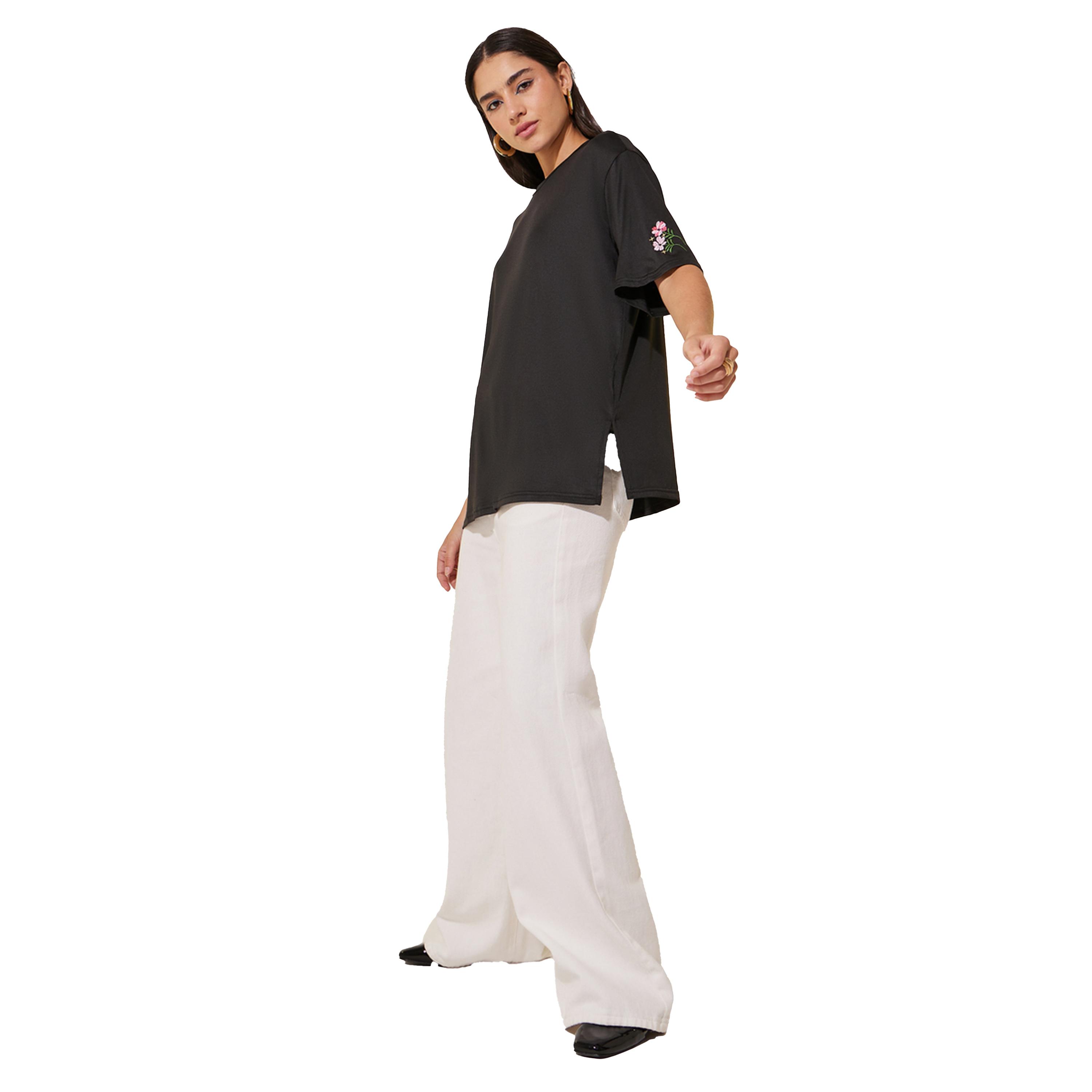 ستايلي -  تي شيرت بأكمام وياقة مستديرة وتفاصيل مطرزة-women-clothing-tshirts-image-2