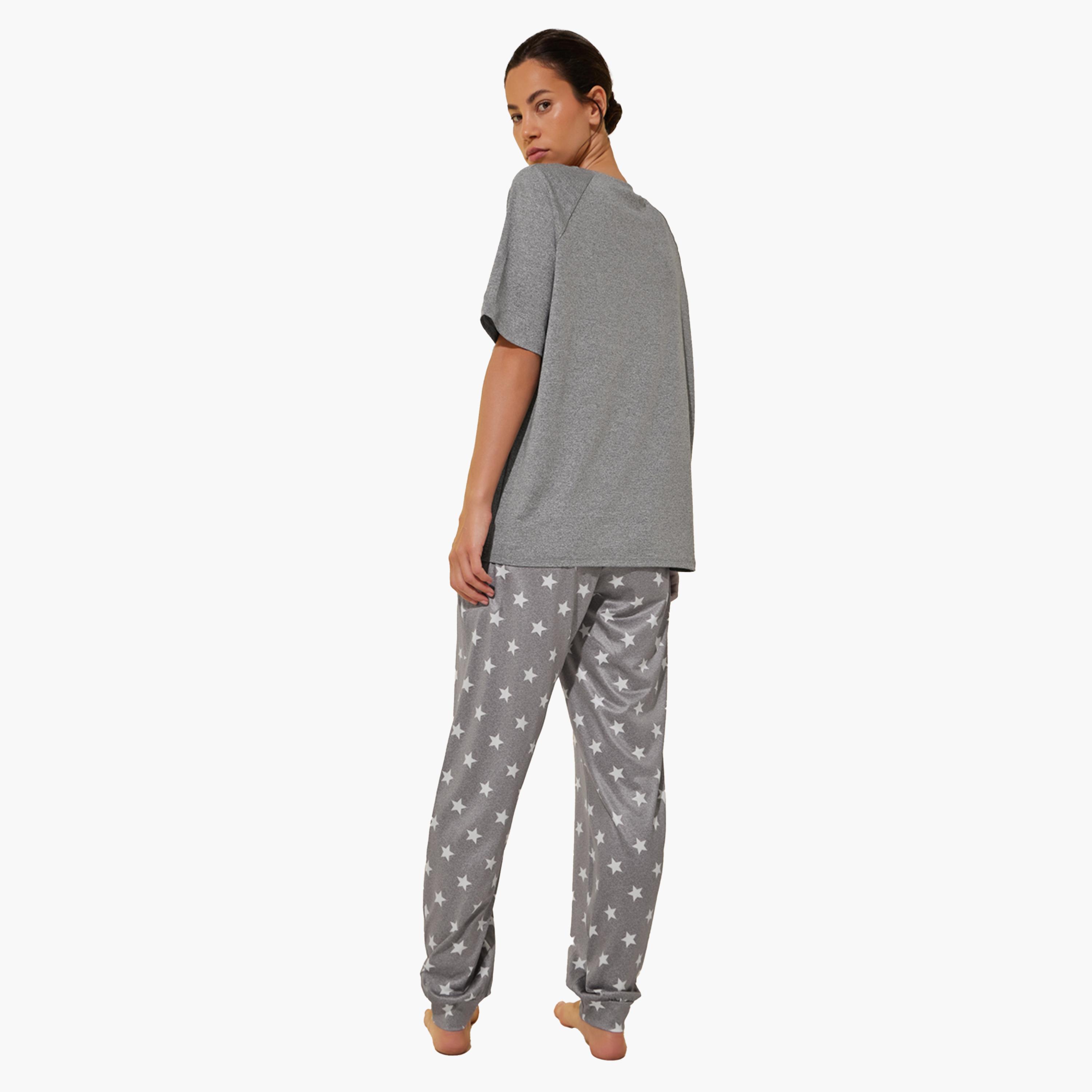 ستايلي - طقم تي شيرت بأكمام قصيرة ورقبة دائرية مع بنطال رياضي-women-clothing-nightwear-pyjamas-longsets-image-5
