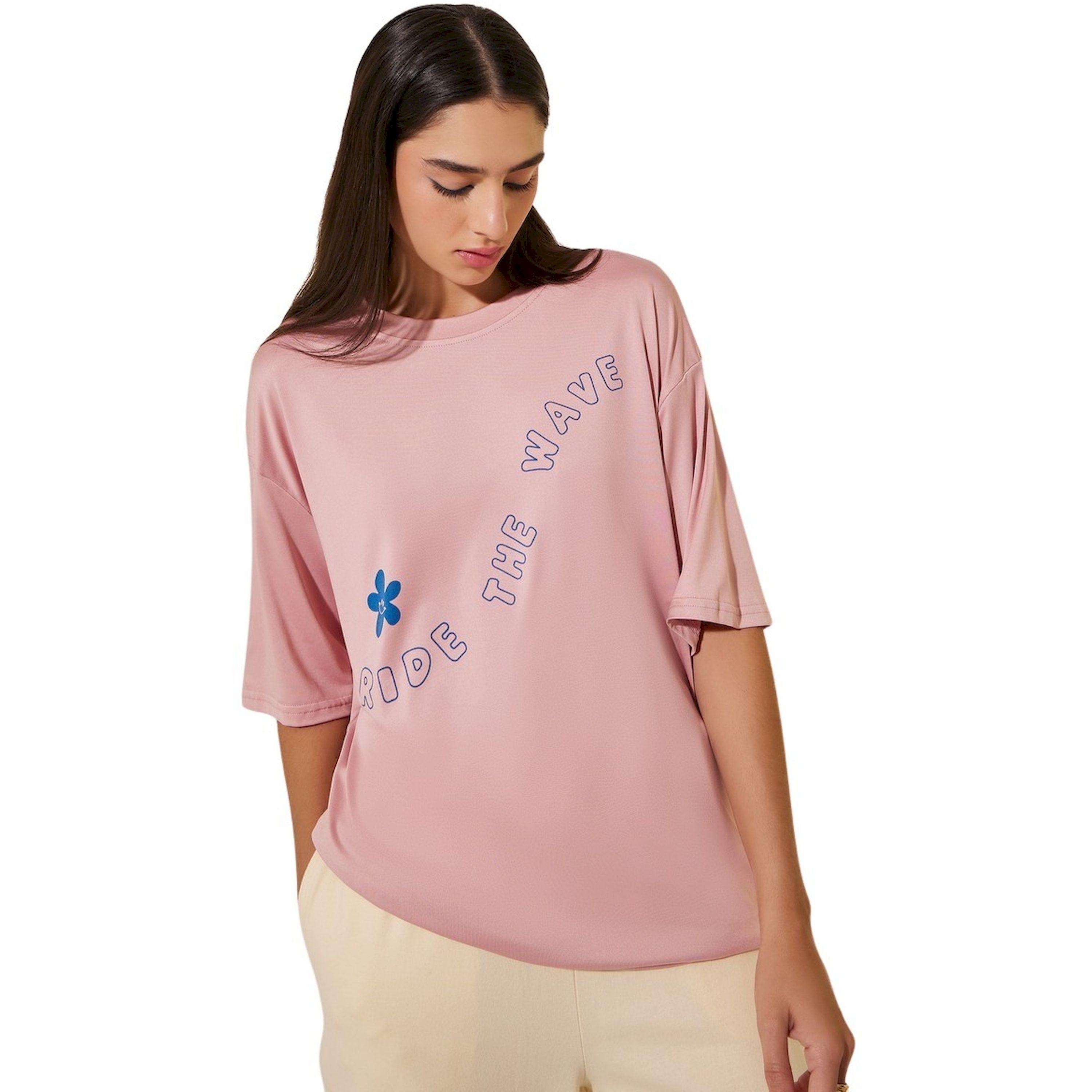 ستايلي -  تي شيرت بطباعة شعار بأكمام قصيرة ومقاس كبير-women-clothing-tshirts-image-1