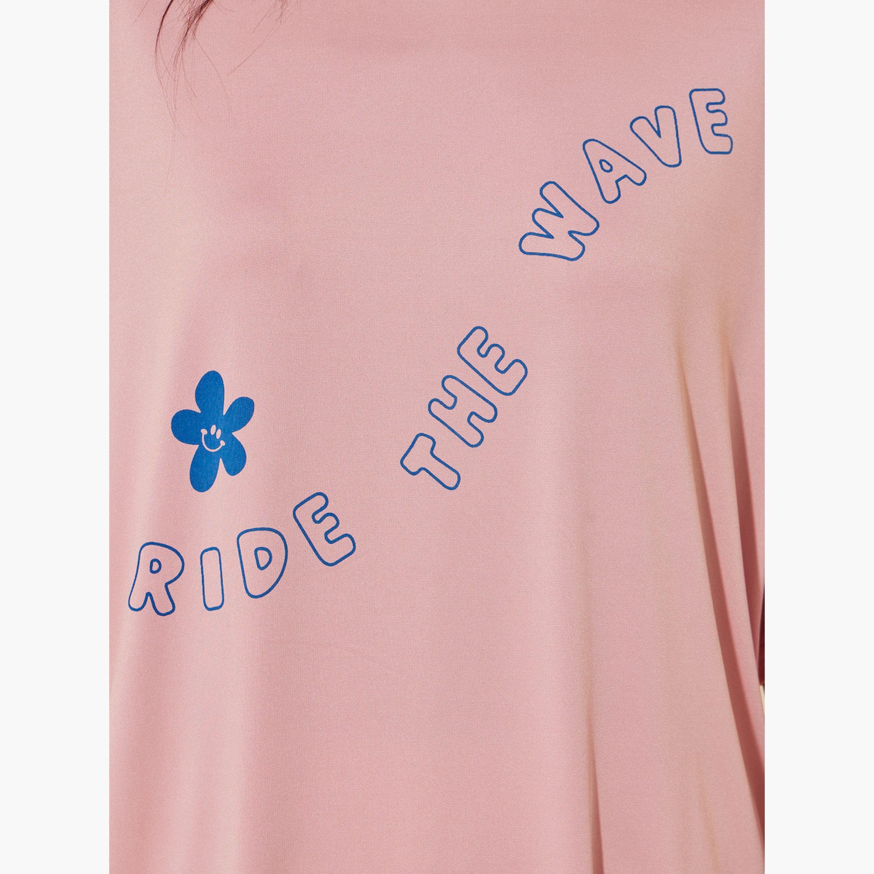 ستايلي -  تي شيرت بطباعة شعار بأكمام قصيرة ومقاس كبير-women-clothing-tshirts-image-4