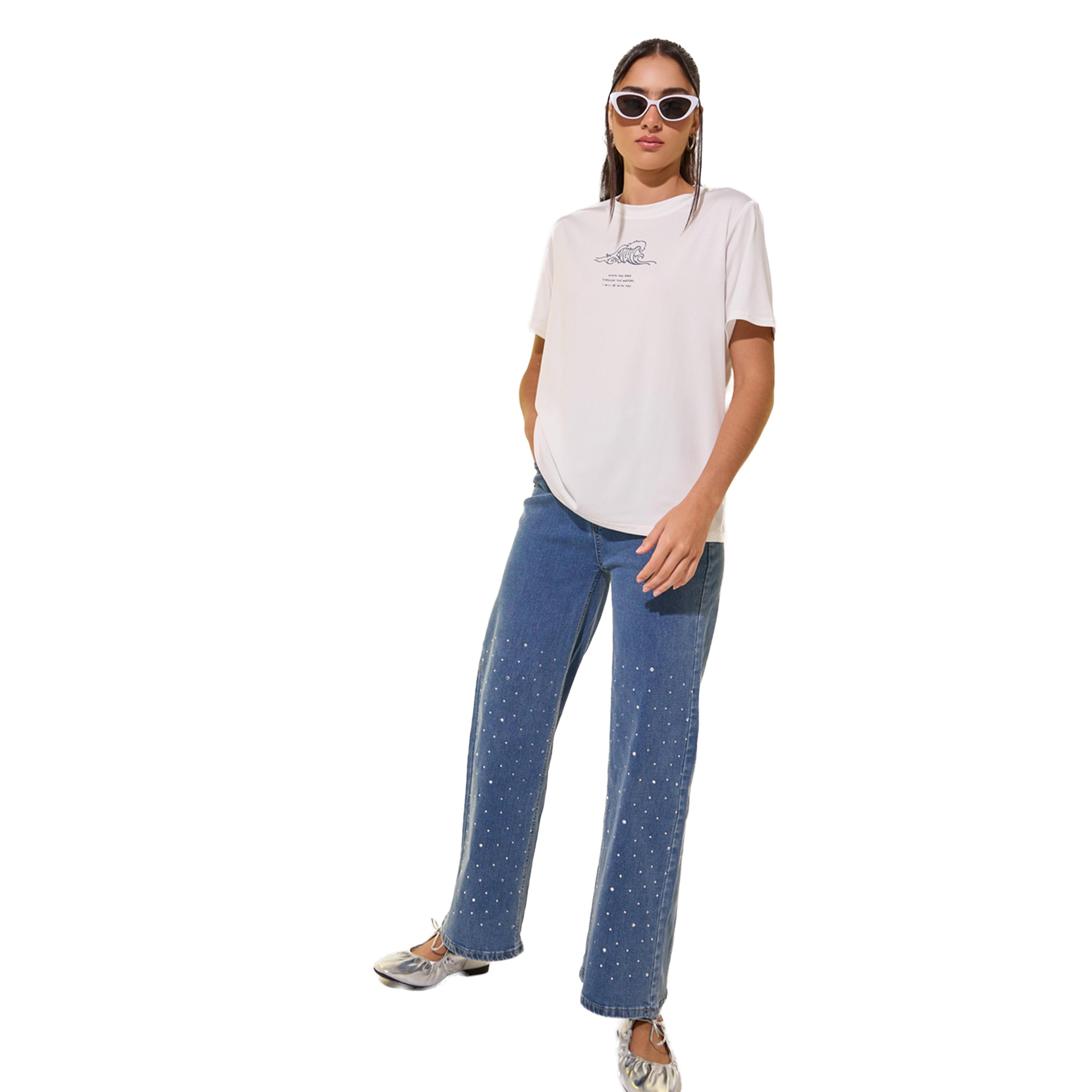 ستايلي -  تي شيرت نسائي أبيض بقصة عادية وياقة مستديرة وطبعة شعار-women-clothing-tshirts-image-2