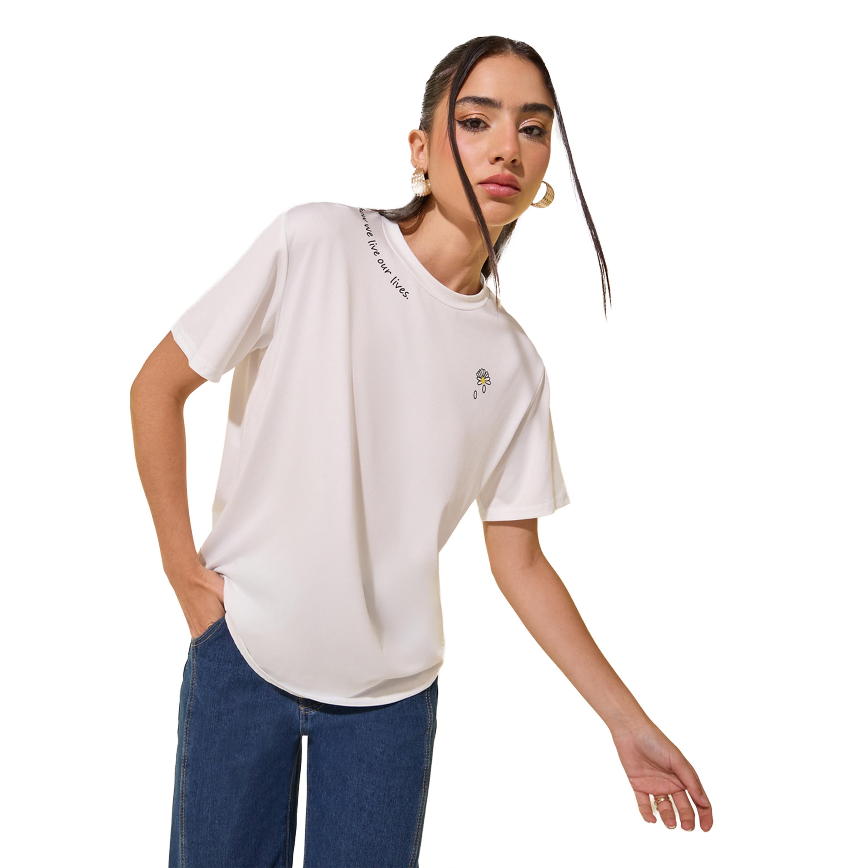ستايلي -  تي شيرت نسائي أبيض بقصة عادية وياقة مستديرة وطبعة شعار-women-clothing-tshirts-image-2
